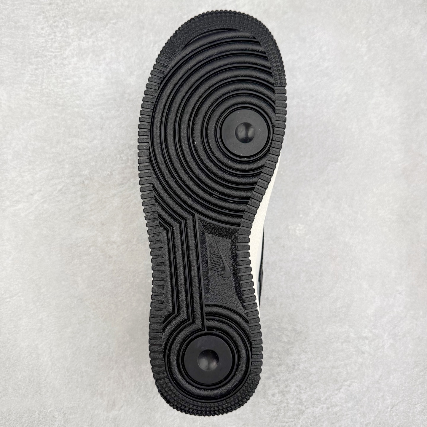 图片[9]-NK Air Force 1´07 Low 空军一号低帮百搭休闲运动板鞋 KJ1688-008 柔软、弹性十足的缓震性能和出色的中底设计 横跨复古与现代的外型结合 造就出风靡全球 三十多年的Force 1 直到今天还深受青睐 实拍调校N版已经零色差零失真 百分百还原实物色彩所见即所得 不存在货不对板色差等低级问题 选购参考实物拍摄 不混卖不参货 只用心做好货严格选品 承诺混一赔十 尺码：36 36.5 37.5 38 38.5 39 40 40.5 41 42 42.5 43 44 44.5 45-选品中心