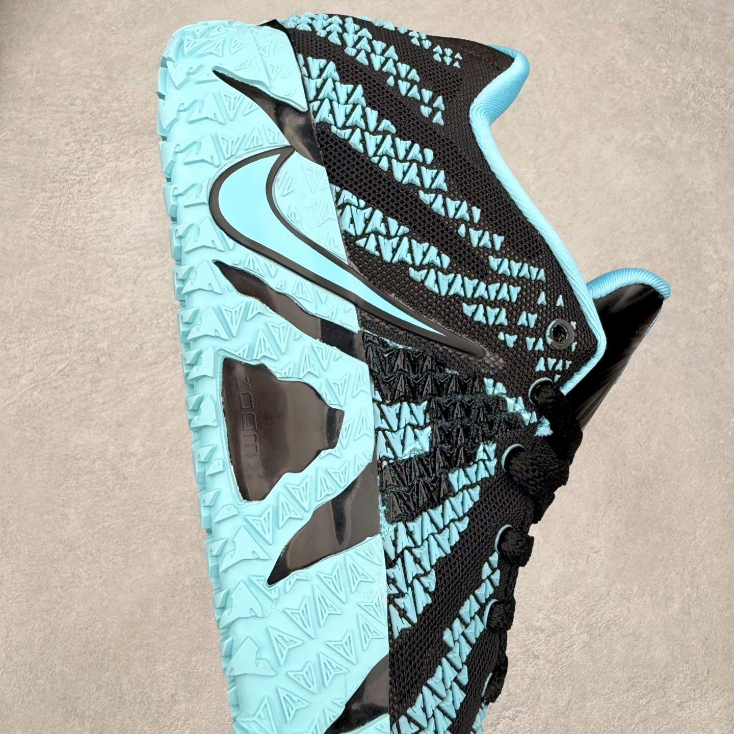 图片[6]-NK JA3 EP 莫兰特三代低帮篮球鞋 以鲜艳明亮的色调脱颖而出。鞋舌上醒目地展示着 “ JA ” 标志，而后跟上的 “ 12 ：AM ” 则以独特的设计呈现。鞋头和鞋舌采用透气运动网布制成，确保舒适耐用。在第一款鞋型的基础上进行了重大升级，采用更为挺拔的鞋口设计，为脚踝带来更佳的包裹与支撑感。侧面独特波纹纹理细节，打破了单调，赋予鞋子灵动与活力的视觉体验。中底部分巧妙借鉴了科比 5 的经典元素，融入斑点细节，增强了整体美学吸引力。实拍调校N版已经零色差零失真 百分百还原实物色彩所见即所得 不存在货不对板色差等低级问题 选购参考实物拍摄 不混卖不参货 只用心做好货严格选品 承诺混一赔十 尺码：40 40.5 41 42 42.5 43 44 44.5 45 46-选品中心