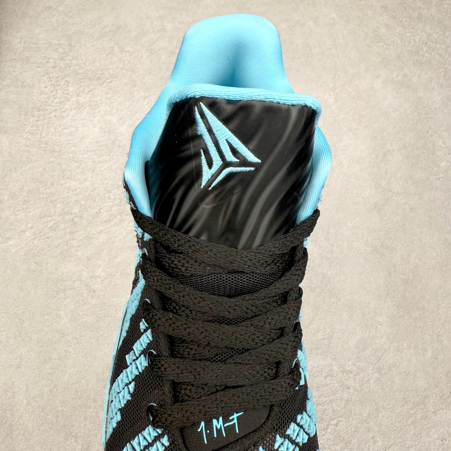 图片[5]-NK JA3 EP 莫兰特三代低帮篮球鞋 以鲜艳明亮的色调脱颖而出。鞋舌上醒目地展示着 “ JA ” 标志，而后跟上的 “ 12 ：AM ” 则以独特的设计呈现。鞋头和鞋舌采用透气运动网布制成，确保舒适耐用。在第一款鞋型的基础上进行了重大升级，采用更为挺拔的鞋口设计，为脚踝带来更佳的包裹与支撑感。侧面独特波纹纹理细节，打破了单调，赋予鞋子灵动与活力的视觉体验。中底部分巧妙借鉴了科比 5 的经典元素，融入斑点细节，增强了整体美学吸引力。实拍调校N版已经零色差零失真 百分百还原实物色彩所见即所得 不存在货不对板色差等低级问题 选购参考实物拍摄 不混卖不参货 只用心做好货严格选品 承诺混一赔十 尺码：40 40.5 41 42 42.5 43 44 44.5 45 46-选品中心