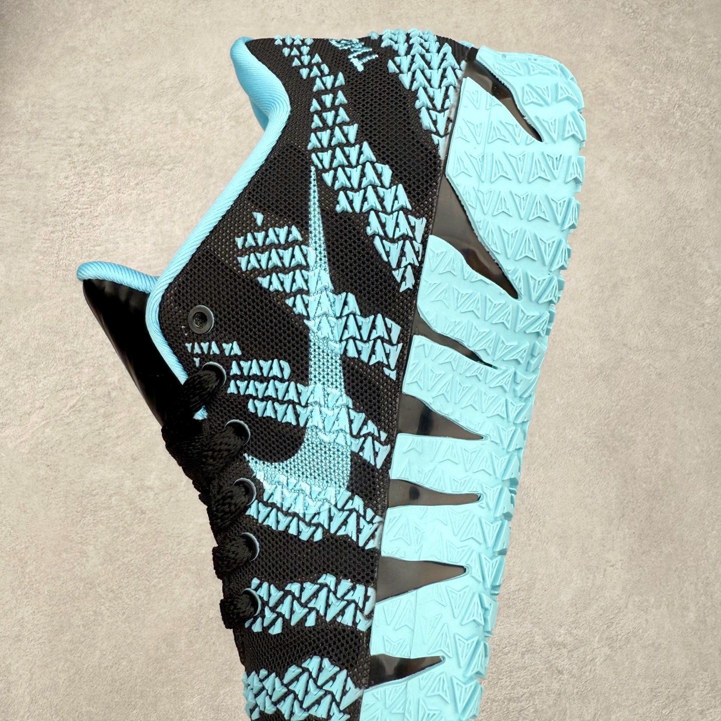 图片[7]-NK JA3 EP 莫兰特三代低帮篮球鞋 以鲜艳明亮的色调脱颖而出。鞋舌上醒目地展示着 “ JA ” 标志，而后跟上的 “ 12 ：AM ” 则以独特的设计呈现。鞋头和鞋舌采用透气运动网布制成，确保舒适耐用。在第一款鞋型的基础上进行了重大升级，采用更为挺拔的鞋口设计，为脚踝带来更佳的包裹与支撑感。侧面独特波纹纹理细节，打破了单调，赋予鞋子灵动与活力的视觉体验。中底部分巧妙借鉴了科比 5 的经典元素，融入斑点细节，增强了整体美学吸引力。实拍调校N版已经零色差零失真 百分百还原实物色彩所见即所得 不存在货不对板色差等低级问题 选购参考实物拍摄 不混卖不参货 只用心做好货严格选品 承诺混一赔十 尺码：40 40.5 41 42 42.5 43 44 44.5 45 46-选品中心