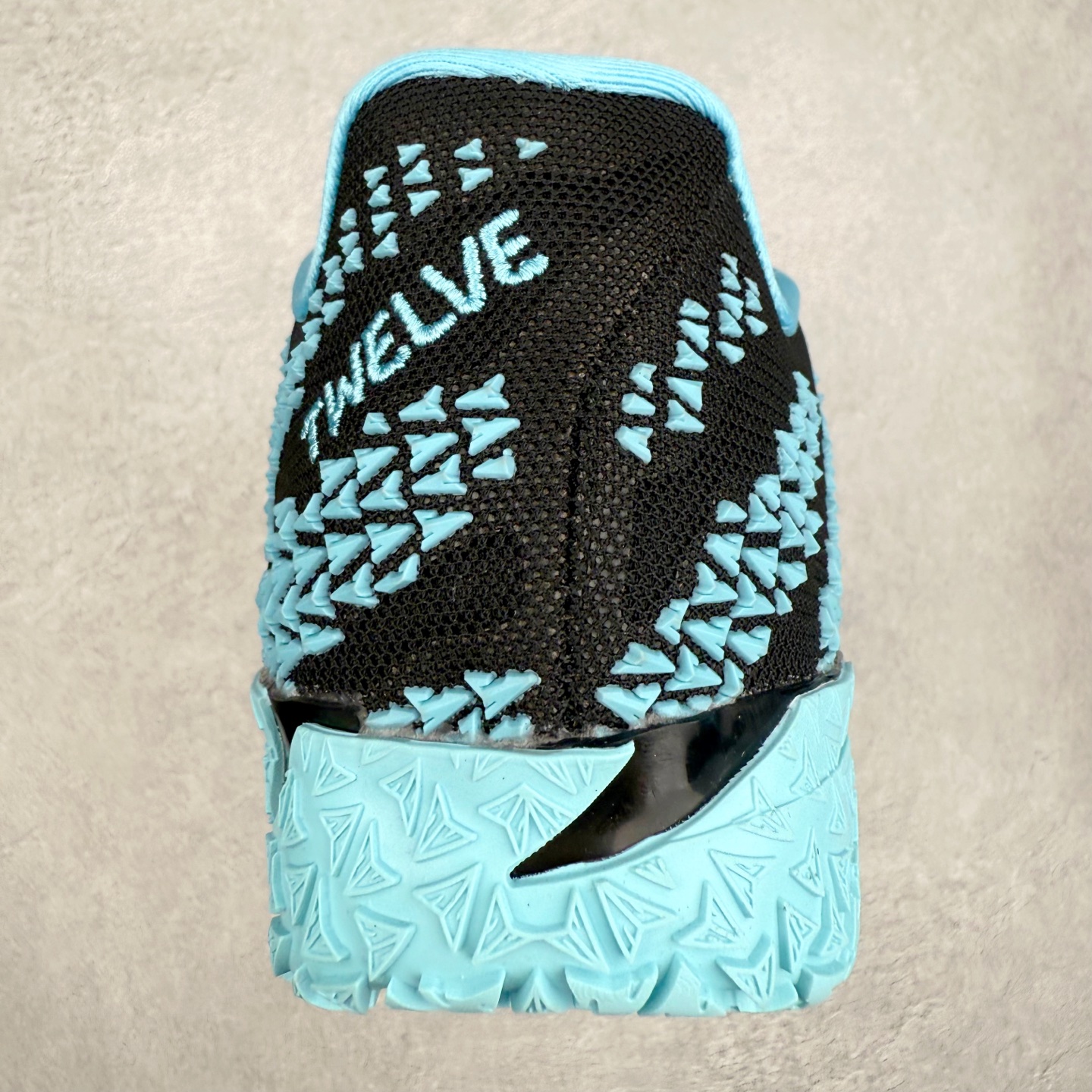 图片[8]-NK JA3 EP 莫兰特三代低帮篮球鞋 以鲜艳明亮的色调脱颖而出。鞋舌上醒目地展示着 “ JA ” 标志，而后跟上的 “ 12 ：AM ” 则以独特的设计呈现。鞋头和鞋舌采用透气运动网布制成，确保舒适耐用。在第一款鞋型的基础上进行了重大升级，采用更为挺拔的鞋口设计，为脚踝带来更佳的包裹与支撑感。侧面独特波纹纹理细节，打破了单调，赋予鞋子灵动与活力的视觉体验。中底部分巧妙借鉴了科比 5 的经典元素，融入斑点细节，增强了整体美学吸引力。实拍调校N版已经零色差零失真 百分百还原实物色彩所见即所得 不存在货不对板色差等低级问题 选购参考实物拍摄 不混卖不参货 只用心做好货严格选品 承诺混一赔十 尺码：40 40.5 41 42 42.5 43 44 44.5 45 46-选品中心