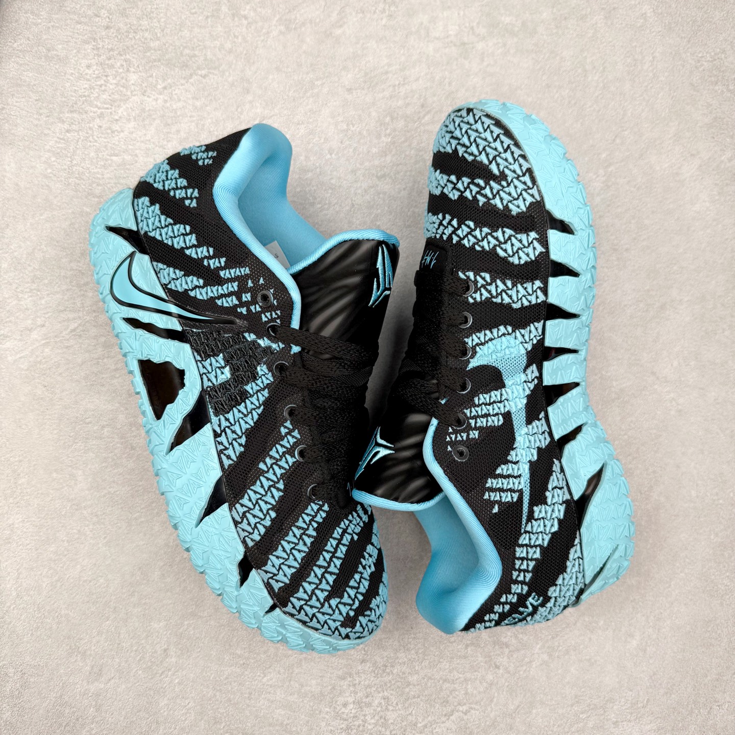 图片[3]-NK JA3 EP 莫兰特三代低帮篮球鞋 以鲜艳明亮的色调脱颖而出。鞋舌上醒目地展示着 “ JA ” 标志，而后跟上的 “ 12 ：AM ” 则以独特的设计呈现。鞋头和鞋舌采用透气运动网布制成，确保舒适耐用。在第一款鞋型的基础上进行了重大升级，采用更为挺拔的鞋口设计，为脚踝带来更佳的包裹与支撑感。侧面独特波纹纹理细节，打破了单调，赋予鞋子灵动与活力的视觉体验。中底部分巧妙借鉴了科比 5 的经典元素，融入斑点细节，增强了整体美学吸引力。实拍调校N版已经零色差零失真 百分百还原实物色彩所见即所得 不存在货不对板色差等低级问题 选购参考实物拍摄 不混卖不参货 只用心做好货严格选品 承诺混一赔十 尺码：40 40.5 41 42 42.5 43 44 44.5 45 46-选品中心