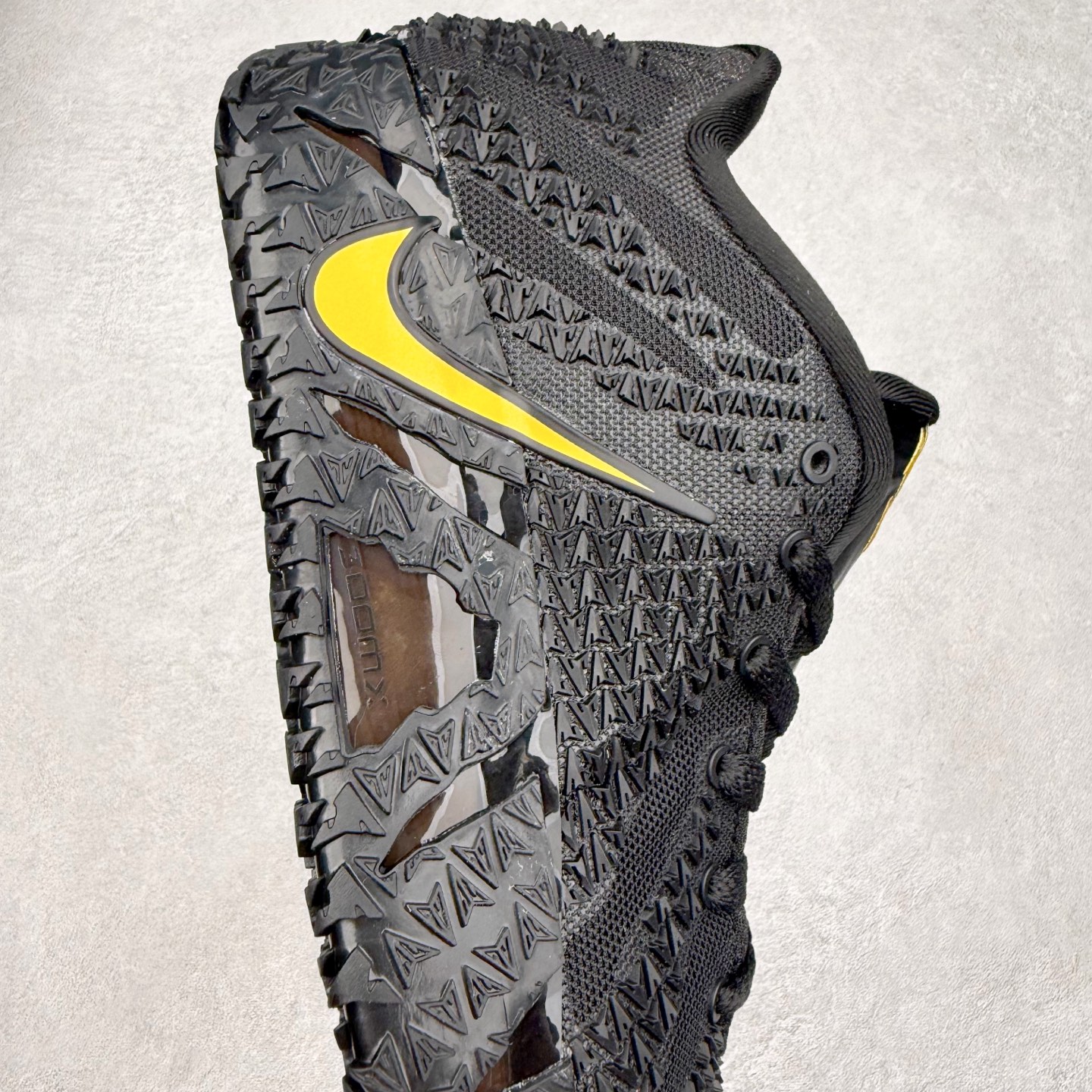 图片[6]-NK JA3 EP 莫兰特三代低帮篮球鞋 以鲜艳明亮的色调脱颖而出。鞋舌上醒目地展示着 “ JA ” 标志，而后跟上的 “ 12 ：AM ” 则以独特的设计呈现。鞋头和鞋舌采用透气运动网布制成，确保舒适耐用。在第一款鞋型的基础上进行了重大升级，采用更为挺拔的鞋口设计，为脚踝带来更佳的包裹与支撑感。侧面独特波纹纹理细节，打破了单调，赋予鞋子灵动与活力的视觉体验。中底部分巧妙借鉴了科比 5 的经典元素，融入斑点细节，增强了整体美学吸引力。实拍调校N版已经零色差零失真 百分百还原实物色彩所见即所得 不存在货不对板色差等低级问题 选购参考实物拍摄 不混卖不参货 只用心做好货严格选品 承诺混一赔十 尺码：40 40.5 41 42 42.5 43 44 44.5 45 46-选品中心