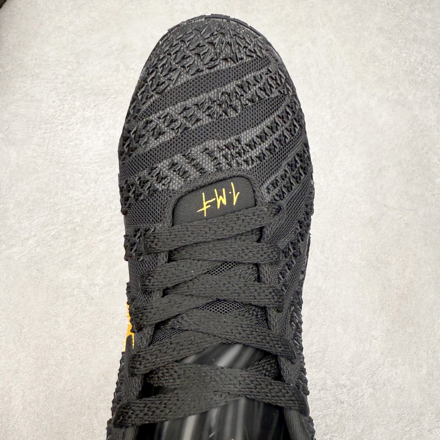 图片[4]-NK JA3 EP 莫兰特三代低帮篮球鞋 以鲜艳明亮的色调脱颖而出。鞋舌上醒目地展示着 “ JA ” 标志，而后跟上的 “ 12 ：AM ” 则以独特的设计呈现。鞋头和鞋舌采用透气运动网布制成，确保舒适耐用。在第一款鞋型的基础上进行了重大升级，采用更为挺拔的鞋口设计，为脚踝带来更佳的包裹与支撑感。侧面独特波纹纹理细节，打破了单调，赋予鞋子灵动与活力的视觉体验。中底部分巧妙借鉴了科比 5 的经典元素，融入斑点细节，增强了整体美学吸引力。实拍调校N版已经零色差零失真 百分百还原实物色彩所见即所得 不存在货不对板色差等低级问题 选购参考实物拍摄 不混卖不参货 只用心做好货严格选品 承诺混一赔十 尺码：40 40.5 41 42 42.5 43 44 44.5 45 46-选品中心