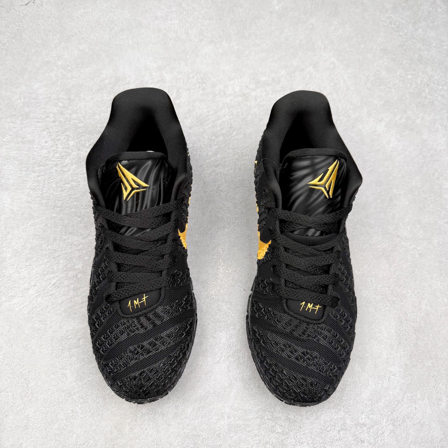 图片[2]-NK JA3 EP 莫兰特三代低帮篮球鞋 以鲜艳明亮的色调脱颖而出。鞋舌上醒目地展示着 “ JA ” 标志，而后跟上的 “ 12 ：AM ” 则以独特的设计呈现。鞋头和鞋舌采用透气运动网布制成，确保舒适耐用。在第一款鞋型的基础上进行了重大升级，采用更为挺拔的鞋口设计，为脚踝带来更佳的包裹与支撑感。侧面独特波纹纹理细节，打破了单调，赋予鞋子灵动与活力的视觉体验。中底部分巧妙借鉴了科比 5 的经典元素，融入斑点细节，增强了整体美学吸引力。实拍调校N版已经零色差零失真 百分百还原实物色彩所见即所得 不存在货不对板色差等低级问题 选购参考实物拍摄 不混卖不参货 只用心做好货严格选品 承诺混一赔十 尺码：40 40.5 41 42 42.5 43 44 44.5 45 46-选品中心