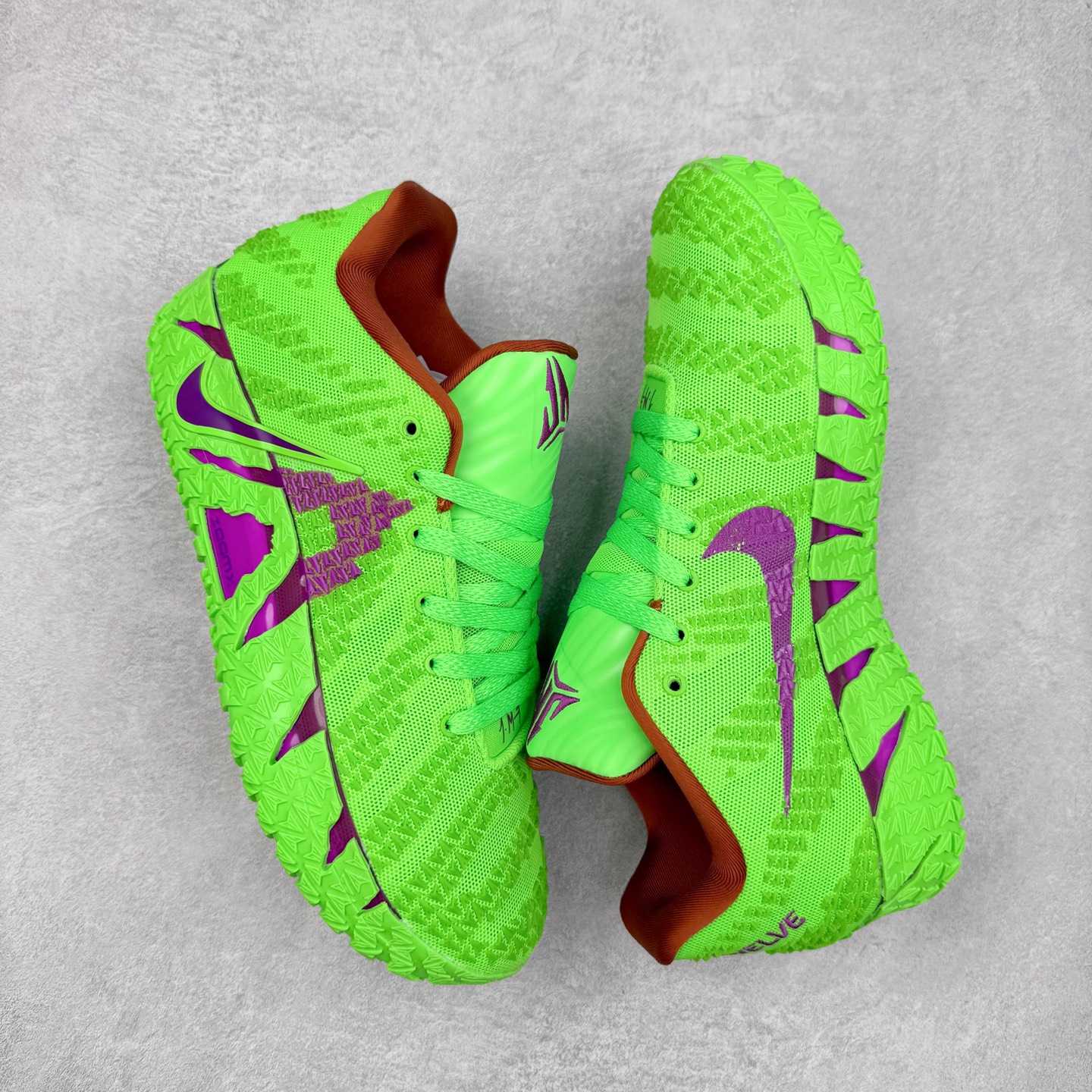 图片[3]-NK JA3 EP 莫兰特三代低帮篮球鞋 以鲜艳明亮的色调脱颖而出。鞋舌上醒目地展示着 “ JA ” 标志，而后跟上的 “ 12 ：AM ” 则以独特的设计呈现。鞋头和鞋舌采用透气运动网布制成，确保舒适耐用。在第一款鞋型的基础上进行了重大升级，采用更为挺拔的鞋口设计，为脚踝带来更佳的包裹与支撑感。侧面独特波纹纹理细节，打破了单调，赋予鞋子灵动与活力的视觉体验。中底部分巧妙借鉴了科比 5 的经典元素，融入斑点细节，增强了整体美学吸引力。实拍调校N版已经零色差零失真 百分百还原实物色彩所见即所得 不存在货不对板色差等低级问题 选购参考实物拍摄 不混卖不参货 只用心做好货严格选品 承诺混一赔十 尺码：40 40.5 41 42 42.5 43 44 44.5 45 46-选品中心