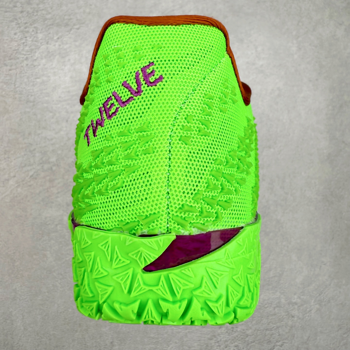 图片[8]-NK JA3 EP 莫兰特三代低帮篮球鞋 以鲜艳明亮的色调脱颖而出。鞋舌上醒目地展示着 “ JA ” 标志，而后跟上的 “ 12 ：AM ” 则以独特的设计呈现。鞋头和鞋舌采用透气运动网布制成，确保舒适耐用。在第一款鞋型的基础上进行了重大升级，采用更为挺拔的鞋口设计，为脚踝带来更佳的包裹与支撑感。侧面独特波纹纹理细节，打破了单调，赋予鞋子灵动与活力的视觉体验。中底部分巧妙借鉴了科比 5 的经典元素，融入斑点细节，增强了整体美学吸引力。实拍调校N版已经零色差零失真 百分百还原实物色彩所见即所得 不存在货不对板色差等低级问题 选购参考实物拍摄 不混卖不参货 只用心做好货严格选品 承诺混一赔十 尺码：40 40.5 41 42 42.5 43 44 44.5 45 46-选品中心