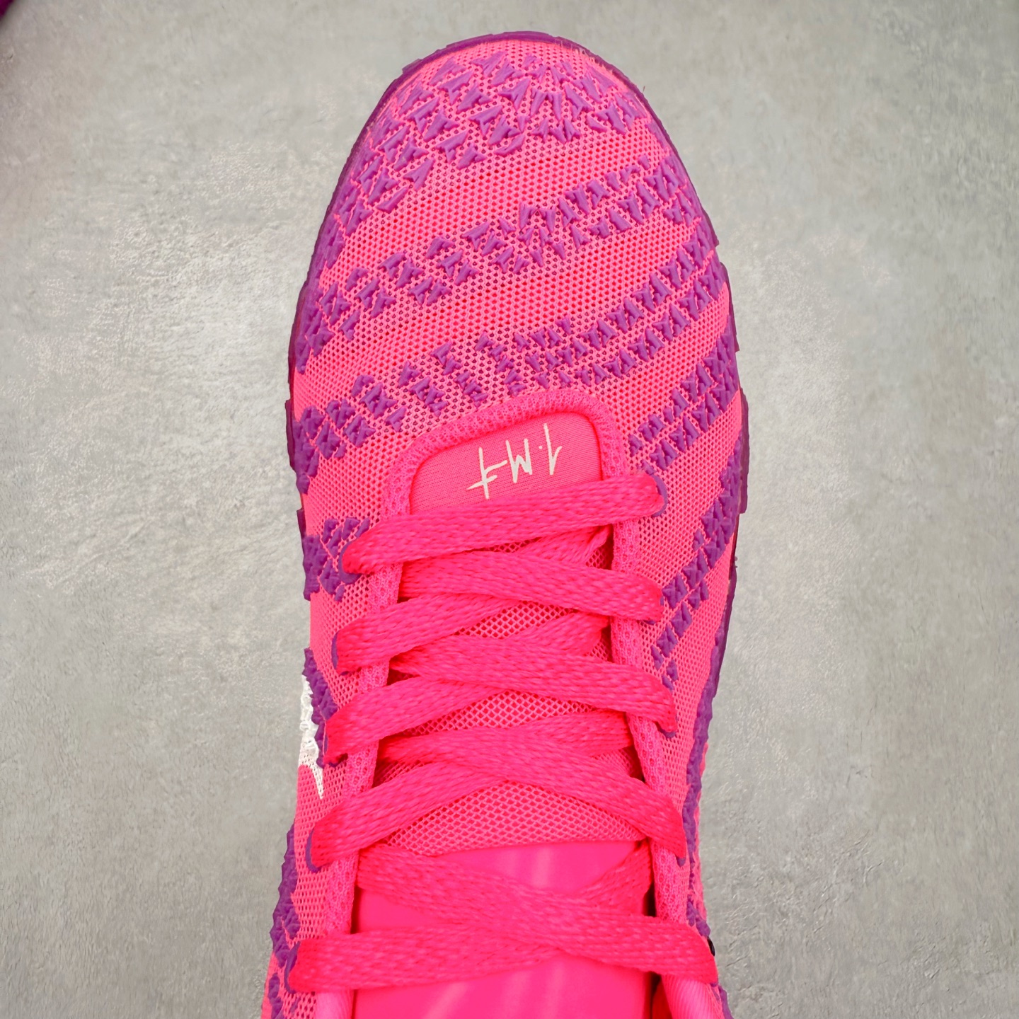 图片[4]-NK JA3 EP 莫兰特三代低帮篮球鞋 以鲜艳明亮的色调脱颖而出。鞋舌上醒目地展示着 “ JA ” 标志，而后跟上的 “ 12 ：AM ” 则以独特的设计呈现。鞋头和鞋舌采用透气运动网布制成，确保舒适耐用。在第一款鞋型的基础上进行了重大升级，采用更为挺拔的鞋口设计，为脚踝带来更佳的包裹与支撑感。侧面独特波纹纹理细节，打破了单调，赋予鞋子灵动与活力的视觉体验。中底部分巧妙借鉴了科比 5 的经典元素，融入斑点细节，增强了整体美学吸引力。实拍调校N版已经零色差零失真 百分百还原实物色彩所见即所得 不存在货不对板色差等低级问题 选购参考实物拍摄 不混卖不参货 只用心做好货严格选品 承诺混一赔十 尺码：40 40.5 41 42 42.5 43 44 44.5 45 46-选品中心