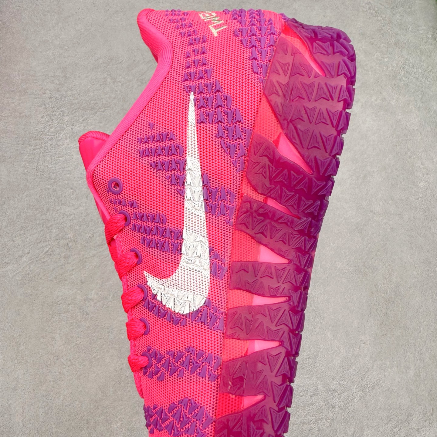 图片[7]-NK JA3 EP 莫兰特三代低帮篮球鞋 以鲜艳明亮的色调脱颖而出。鞋舌上醒目地展示着 “ JA ” 标志，而后跟上的 “ 12 ：AM ” 则以独特的设计呈现。鞋头和鞋舌采用透气运动网布制成，确保舒适耐用。在第一款鞋型的基础上进行了重大升级，采用更为挺拔的鞋口设计，为脚踝带来更佳的包裹与支撑感。侧面独特波纹纹理细节，打破了单调，赋予鞋子灵动与活力的视觉体验。中底部分巧妙借鉴了科比 5 的经典元素，融入斑点细节，增强了整体美学吸引力。实拍调校N版已经零色差零失真 百分百还原实物色彩所见即所得 不存在货不对板色差等低级问题 选购参考实物拍摄 不混卖不参货 只用心做好货严格选品 承诺混一赔十 尺码：40 40.5 41 42 42.5 43 44 44.5 45 46-选品中心