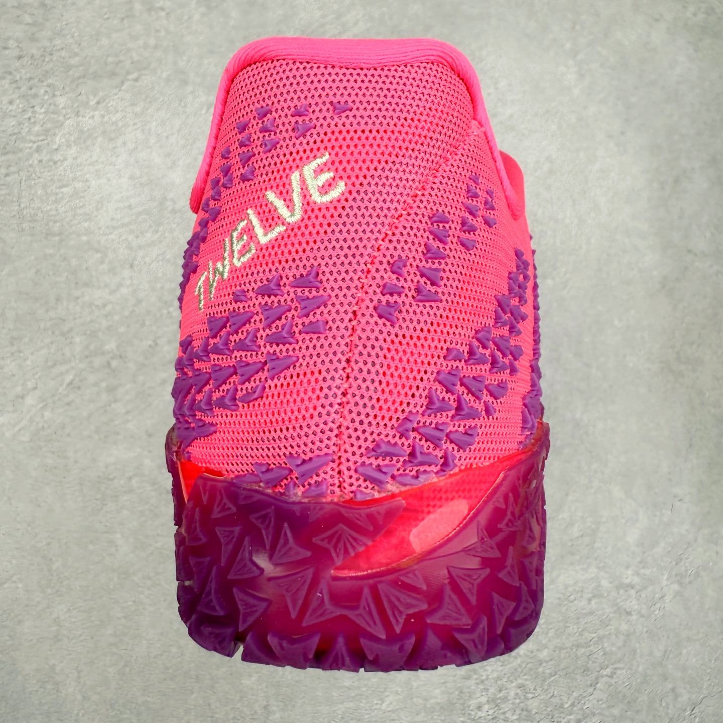 图片[8]-NK JA3 EP 莫兰特三代低帮篮球鞋 以鲜艳明亮的色调脱颖而出。鞋舌上醒目地展示着 “ JA ” 标志，而后跟上的 “ 12 ：AM ” 则以独特的设计呈现。鞋头和鞋舌采用透气运动网布制成，确保舒适耐用。在第一款鞋型的基础上进行了重大升级，采用更为挺拔的鞋口设计，为脚踝带来更佳的包裹与支撑感。侧面独特波纹纹理细节，打破了单调，赋予鞋子灵动与活力的视觉体验。中底部分巧妙借鉴了科比 5 的经典元素，融入斑点细节，增强了整体美学吸引力。实拍调校N版已经零色差零失真 百分百还原实物色彩所见即所得 不存在货不对板色差等低级问题 选购参考实物拍摄 不混卖不参货 只用心做好货严格选品 承诺混一赔十 尺码：40 40.5 41 42 42.5 43 44 44.5 45 46-选品中心