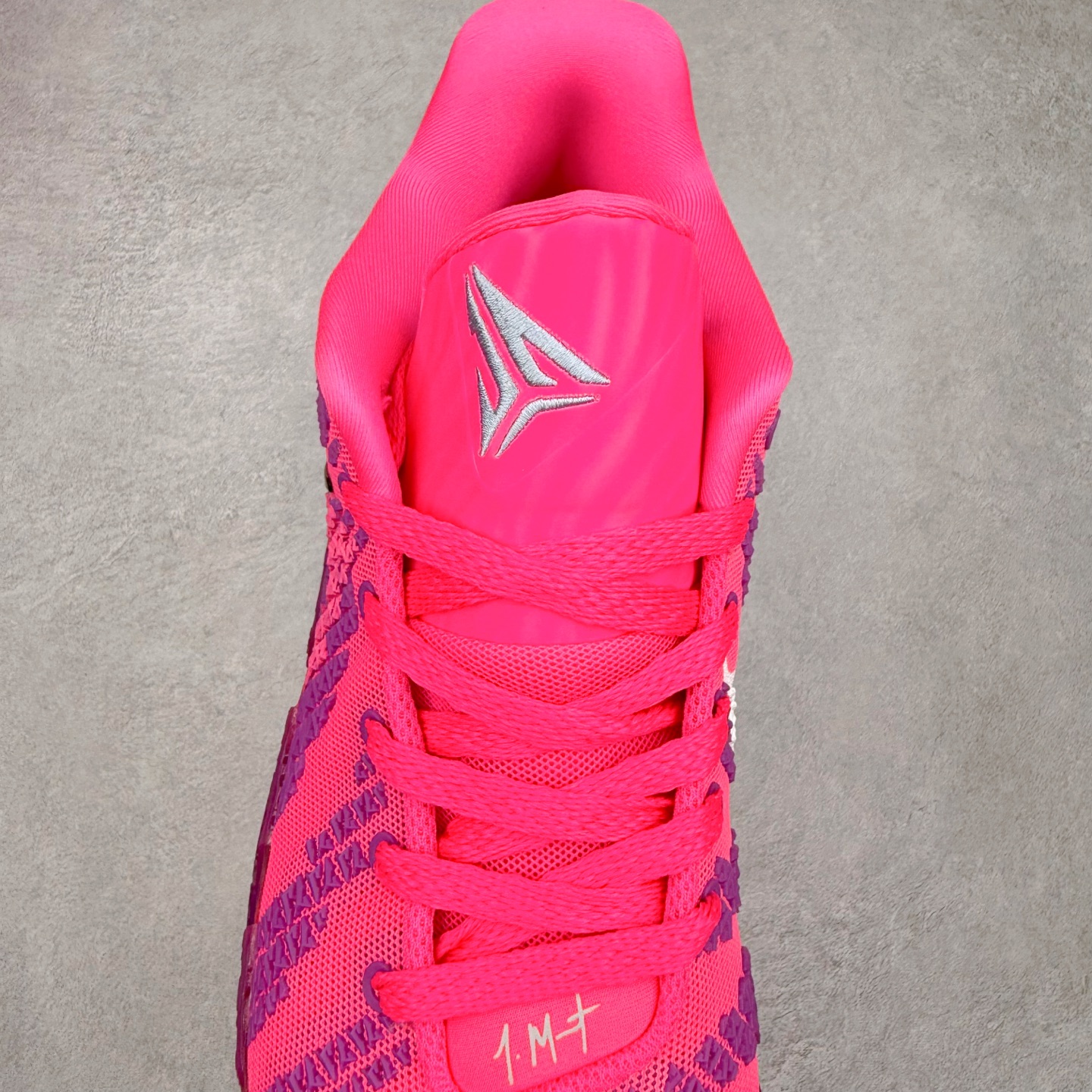 图片[5]-NK JA3 EP 莫兰特三代低帮篮球鞋 以鲜艳明亮的色调脱颖而出。鞋舌上醒目地展示着 “ JA ” 标志，而后跟上的 “ 12 ：AM ” 则以独特的设计呈现。鞋头和鞋舌采用透气运动网布制成，确保舒适耐用。在第一款鞋型的基础上进行了重大升级，采用更为挺拔的鞋口设计，为脚踝带来更佳的包裹与支撑感。侧面独特波纹纹理细节，打破了单调，赋予鞋子灵动与活力的视觉体验。中底部分巧妙借鉴了科比 5 的经典元素，融入斑点细节，增强了整体美学吸引力。实拍调校N版已经零色差零失真 百分百还原实物色彩所见即所得 不存在货不对板色差等低级问题 选购参考实物拍摄 不混卖不参货 只用心做好货严格选品 承诺混一赔十 尺码：40 40.5 41 42 42.5 43 44 44.5 45 46-选品中心