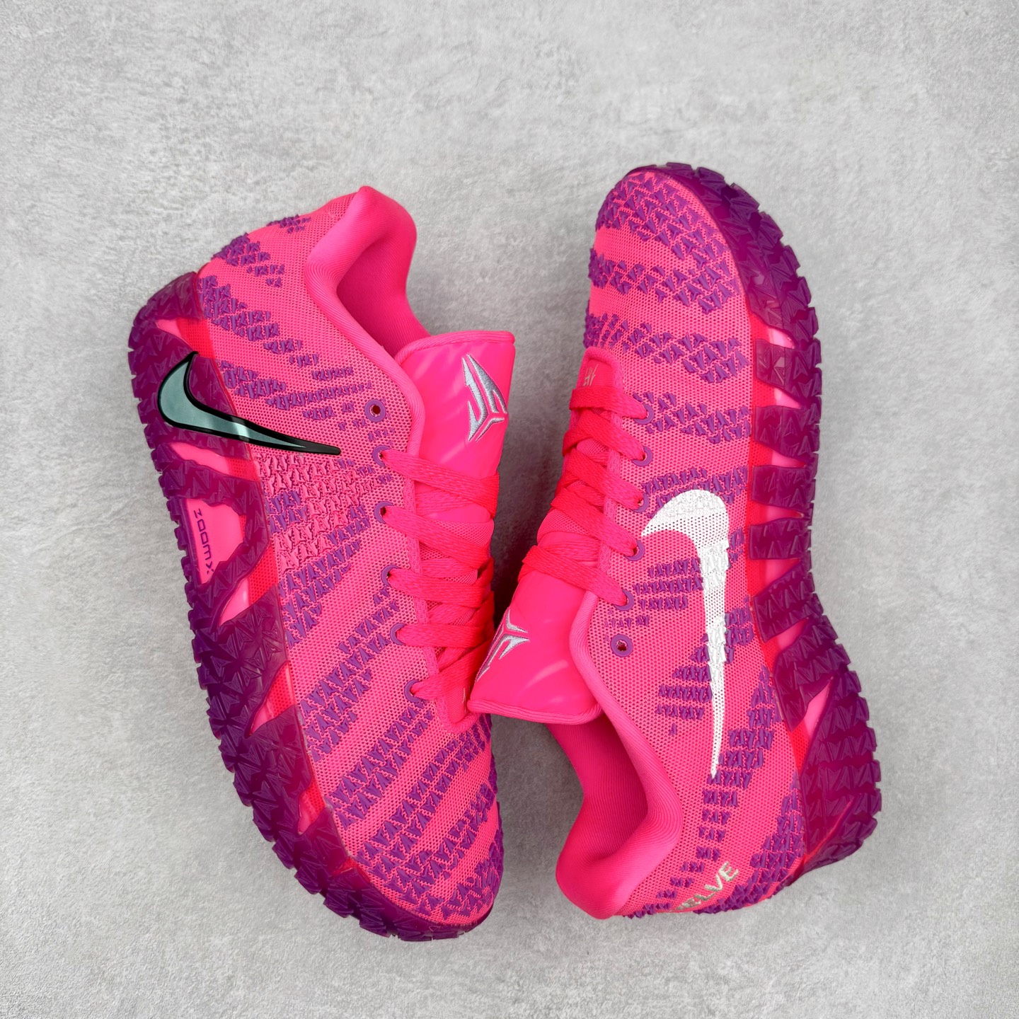 图片[3]-NK JA3 EP 莫兰特三代低帮篮球鞋 以鲜艳明亮的色调脱颖而出。鞋舌上醒目地展示着 “ JA ” 标志，而后跟上的 “ 12 ：AM ” 则以独特的设计呈现。鞋头和鞋舌采用透气运动网布制成，确保舒适耐用。在第一款鞋型的基础上进行了重大升级，采用更为挺拔的鞋口设计，为脚踝带来更佳的包裹与支撑感。侧面独特波纹纹理细节，打破了单调，赋予鞋子灵动与活力的视觉体验。中底部分巧妙借鉴了科比 5 的经典元素，融入斑点细节，增强了整体美学吸引力。实拍调校N版已经零色差零失真 百分百还原实物色彩所见即所得 不存在货不对板色差等低级问题 选购参考实物拍摄 不混卖不参货 只用心做好货严格选品 承诺混一赔十 尺码：40 40.5 41 42 42.5 43 44 44.5 45 46-选品中心