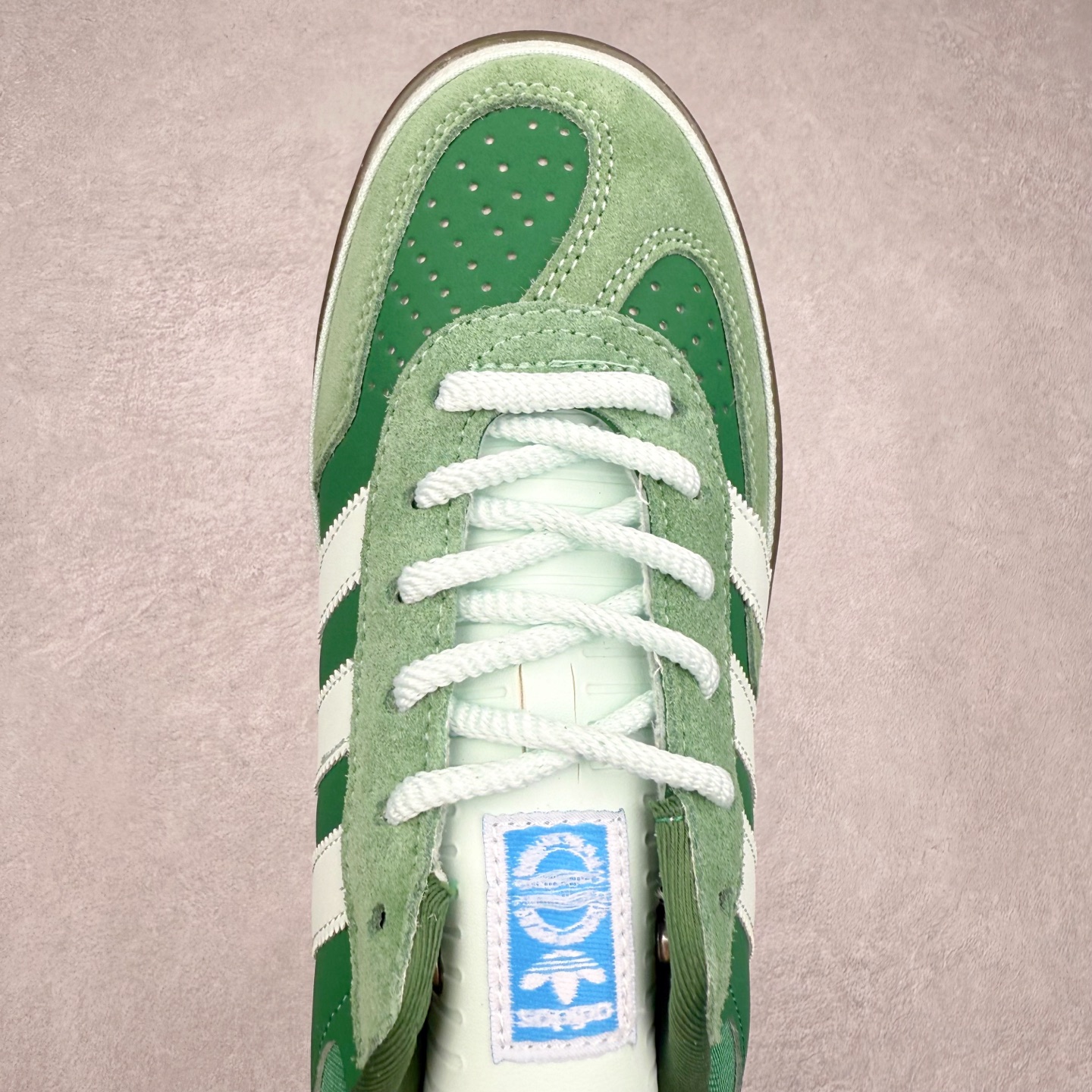 图片[4]-坏痞兔Bad Bunny x AD Gazelle Indoor Trainers 联名羚羊内训系列低帮复古百搭休闲运动德训风板鞋 JS5049 Bad Bunny本人在杂志拍摄时率先上脚带一波节奏，emm，手上拿的杂志封面还是Kylie，看来前女友和布克重新约会，这位哥也还是没放下啊…回到鞋款本身，整体选择了简约的黑白皮革搭配浅灰色长绒麂皮材质，最后以半透明生胶大底收尾，质感在线。不同于以往联名的调色盘操作，Bad Bunny对Gazelle indoor进行了加宽加厚处理，以及鞋头变形的设计，带来全新的歪头面包鞋型Gazelle。此外，鞋款标签直接呈现在后跟处，鞋侧adidas标识下方还加入了\\\”benito\\\”字样，辨识度拉满。尺码：35 36 36⅔ 37⅓ 38 38⅔ 39⅓ 40 40⅔ 41⅓ 42 42⅔ 43⅓ 44 44⅔ 45-选品中心