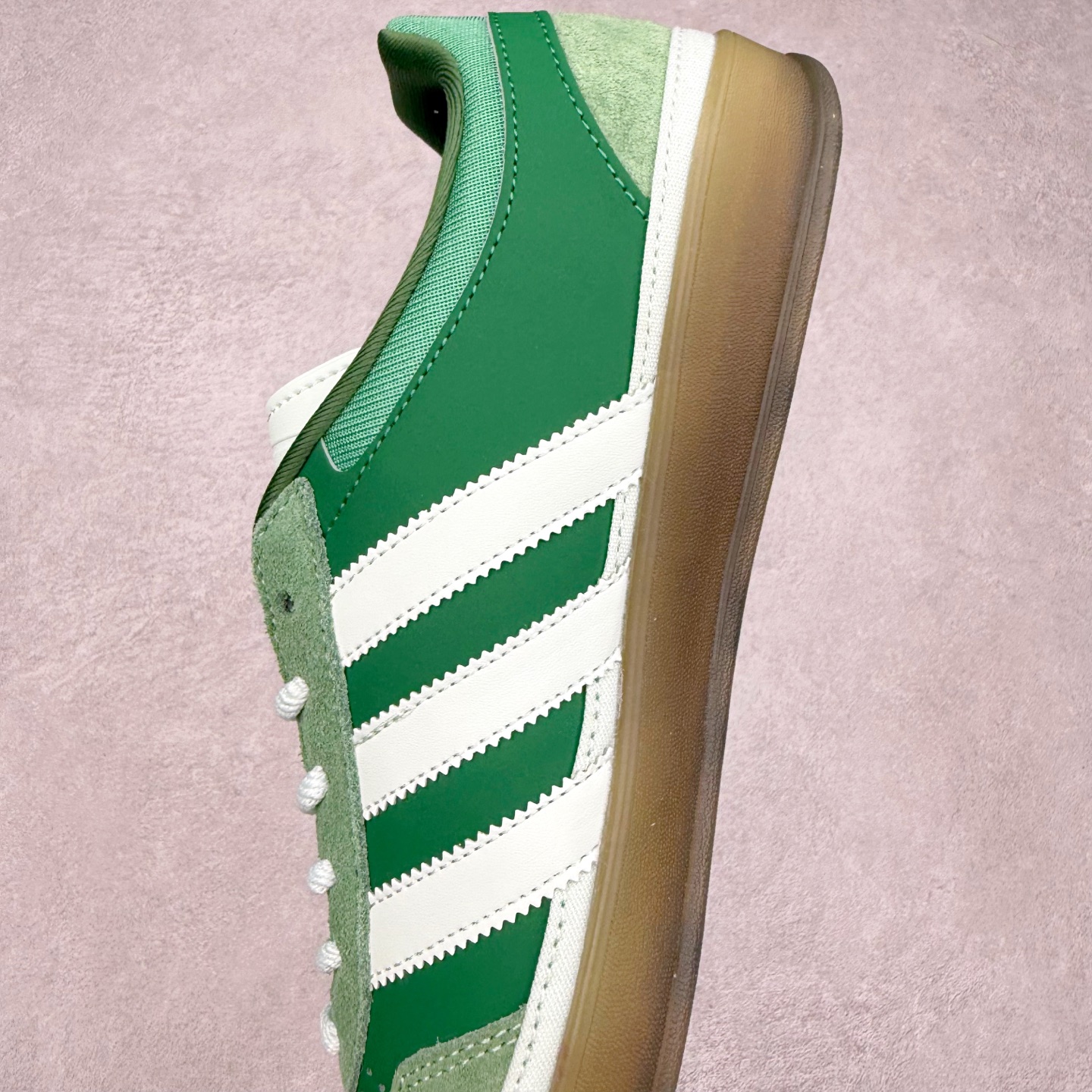 图片[7]-坏痞兔Bad Bunny x AD Gazelle Indoor Trainers 联名羚羊内训系列低帮复古百搭休闲运动德训风板鞋 JS5049 Bad Bunny本人在杂志拍摄时率先上脚带一波节奏，emm，手上拿的杂志封面还是Kylie，看来前女友和布克重新约会，这位哥也还是没放下啊…回到鞋款本身，整体选择了简约的黑白皮革搭配浅灰色长绒麂皮材质，最后以半透明生胶大底收尾，质感在线。不同于以往联名的调色盘操作，Bad Bunny对Gazelle indoor进行了加宽加厚处理，以及鞋头变形的设计，带来全新的歪头面包鞋型Gazelle。此外，鞋款标签直接呈现在后跟处，鞋侧adidas标识下方还加入了\\\”benito\\\”字样，辨识度拉满。尺码：35 36 36⅔ 37⅓ 38 38⅔ 39⅓ 40 40⅔ 41⅓ 42 42⅔ 43⅓ 44 44⅔ 45-选品中心