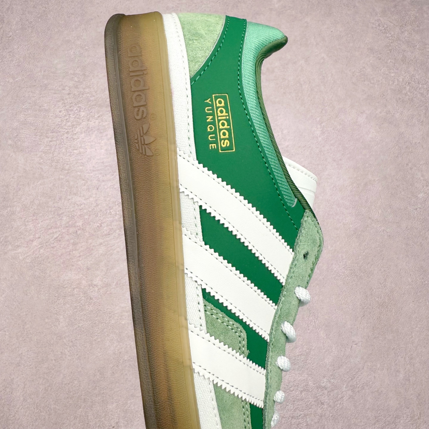 图片[6]-坏痞兔Bad Bunny x AD Gazelle Indoor Trainers 联名羚羊内训系列低帮复古百搭休闲运动德训风板鞋 JS5049 Bad Bunny本人在杂志拍摄时率先上脚带一波节奏，emm，手上拿的杂志封面还是Kylie，看来前女友和布克重新约会，这位哥也还是没放下啊…回到鞋款本身，整体选择了简约的黑白皮革搭配浅灰色长绒麂皮材质，最后以半透明生胶大底收尾，质感在线。不同于以往联名的调色盘操作，Bad Bunny对Gazelle indoor进行了加宽加厚处理，以及鞋头变形的设计，带来全新的歪头面包鞋型Gazelle。此外，鞋款标签直接呈现在后跟处，鞋侧adidas标识下方还加入了\\\”benito\\\”字样，辨识度拉满。尺码：35 36 36⅔ 37⅓ 38 38⅔ 39⅓ 40 40⅔ 41⅓ 42 42⅔ 43⅓ 44 44⅔ 45-选品中心