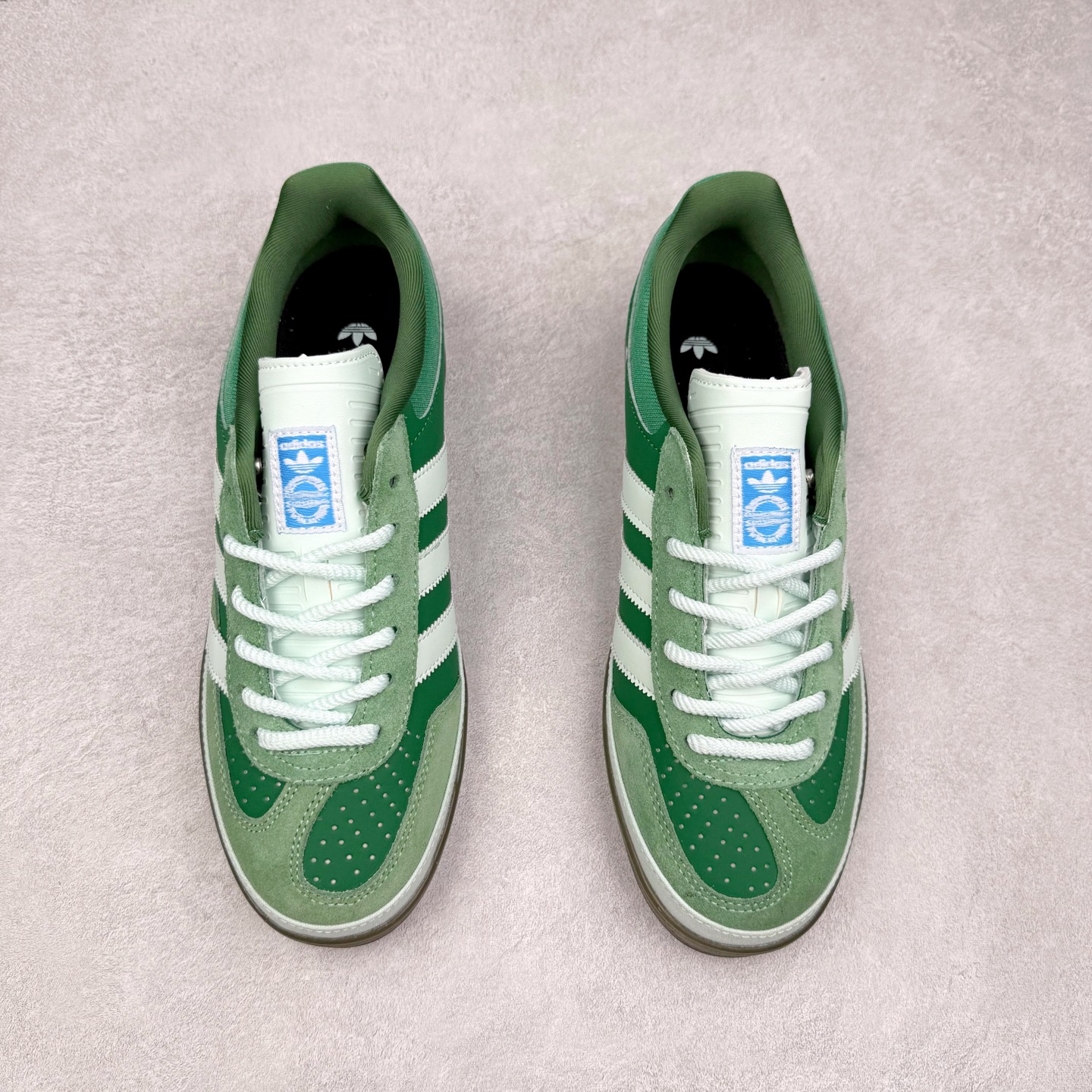 图片[2]-坏痞兔Bad Bunny x AD Gazelle Indoor Trainers 联名羚羊内训系列低帮复古百搭休闲运动德训风板鞋 JS5049 Bad Bunny本人在杂志拍摄时率先上脚带一波节奏，emm，手上拿的杂志封面还是Kylie，看来前女友和布克重新约会，这位哥也还是没放下啊…回到鞋款本身，整体选择了简约的黑白皮革搭配浅灰色长绒麂皮材质，最后以半透明生胶大底收尾，质感在线。不同于以往联名的调色盘操作，Bad Bunny对Gazelle indoor进行了加宽加厚处理，以及鞋头变形的设计，带来全新的歪头面包鞋型Gazelle。此外，鞋款标签直接呈现在后跟处，鞋侧adidas标识下方还加入了\\\”benito\\\”字样，辨识度拉满。尺码：35 36 36⅔ 37⅓ 38 38⅔ 39⅓ 40 40⅔ 41⅓ 42 42⅔ 43⅓ 44 44⅔ 45-选品中心