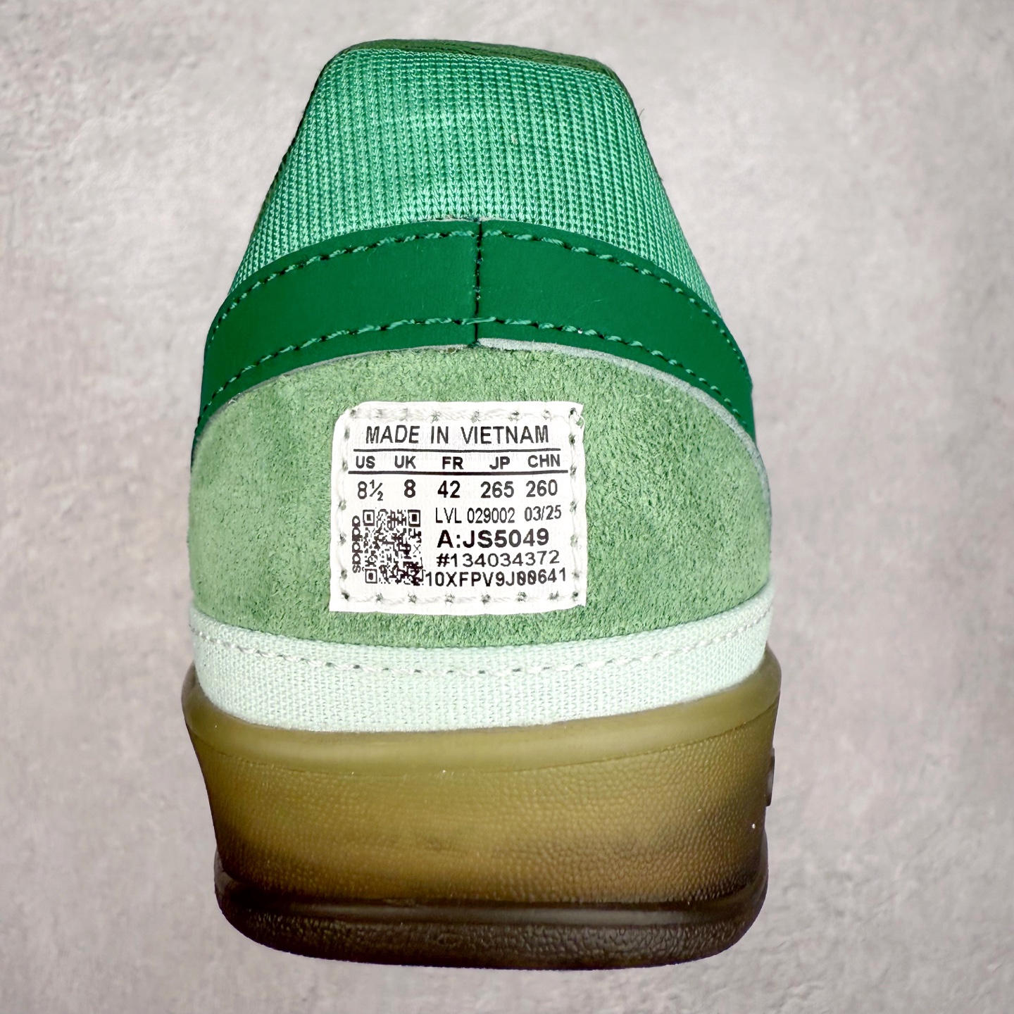 图片[8]-坏痞兔Bad Bunny x AD Gazelle Indoor Trainers 联名羚羊内训系列低帮复古百搭休闲运动德训风板鞋 JS5049 Bad Bunny本人在杂志拍摄时率先上脚带一波节奏，emm，手上拿的杂志封面还是Kylie，看来前女友和布克重新约会，这位哥也还是没放下啊…回到鞋款本身，整体选择了简约的黑白皮革搭配浅灰色长绒麂皮材质，最后以半透明生胶大底收尾，质感在线。不同于以往联名的调色盘操作，Bad Bunny对Gazelle indoor进行了加宽加厚处理，以及鞋头变形的设计，带来全新的歪头面包鞋型Gazelle。此外，鞋款标签直接呈现在后跟处，鞋侧adidas标识下方还加入了\\\”benito\\\”字样，辨识度拉满。尺码：35 36 36⅔ 37⅓ 38 38⅔ 39⅓ 40 40⅔ 41⅓ 42 42⅔ 43⅓ 44 44⅔ 45-选品中心