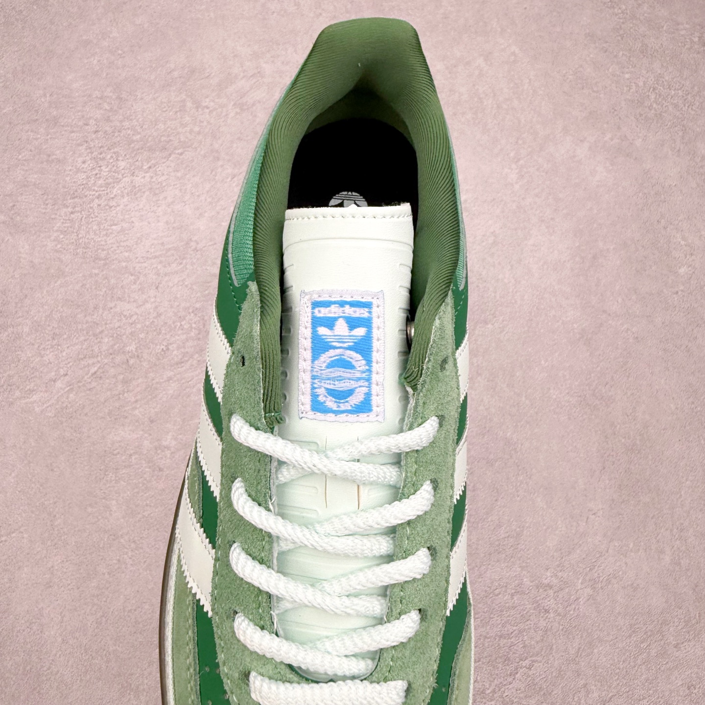 图片[5]-坏痞兔Bad Bunny x AD Gazelle Indoor Trainers 联名羚羊内训系列低帮复古百搭休闲运动德训风板鞋 JS5049 Bad Bunny本人在杂志拍摄时率先上脚带一波节奏，emm，手上拿的杂志封面还是Kylie，看来前女友和布克重新约会，这位哥也还是没放下啊…回到鞋款本身，整体选择了简约的黑白皮革搭配浅灰色长绒麂皮材质，最后以半透明生胶大底收尾，质感在线。不同于以往联名的调色盘操作，Bad Bunny对Gazelle indoor进行了加宽加厚处理，以及鞋头变形的设计，带来全新的歪头面包鞋型Gazelle。此外，鞋款标签直接呈现在后跟处，鞋侧adidas标识下方还加入了\\\”benito\\\”字样，辨识度拉满。尺码：35 36 36⅔ 37⅓ 38 38⅔ 39⅓ 40 40⅔ 41⅓ 42 42⅔ 43⅓ 44 44⅔ 45-选品中心