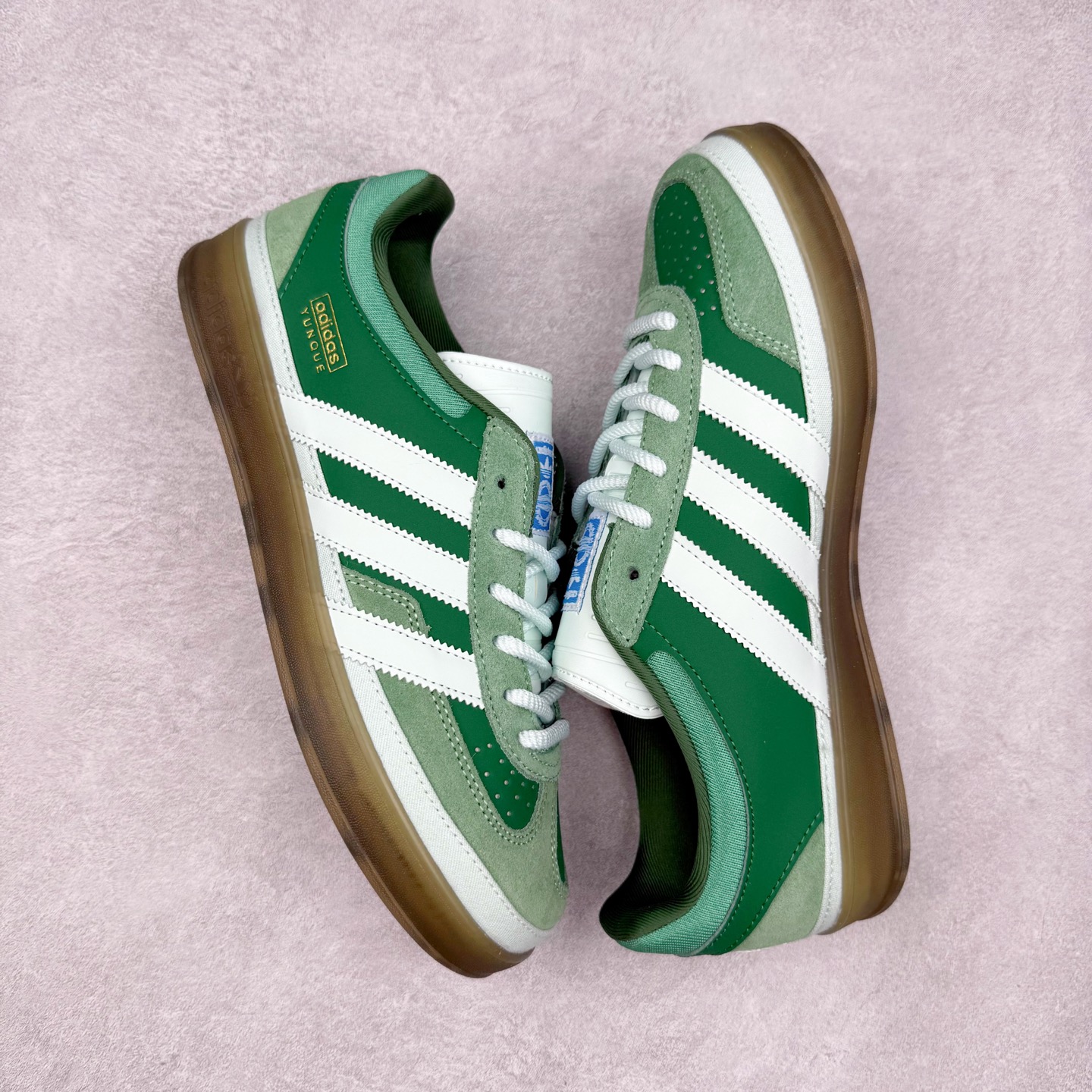 图片[3]-坏痞兔Bad Bunny x AD Gazelle Indoor Trainers 联名羚羊内训系列低帮复古百搭休闲运动德训风板鞋 JS5049 Bad Bunny本人在杂志拍摄时率先上脚带一波节奏，emm，手上拿的杂志封面还是Kylie，看来前女友和布克重新约会，这位哥也还是没放下啊…回到鞋款本身，整体选择了简约的黑白皮革搭配浅灰色长绒麂皮材质，最后以半透明生胶大底收尾，质感在线。不同于以往联名的调色盘操作，Bad Bunny对Gazelle indoor进行了加宽加厚处理，以及鞋头变形的设计，带来全新的歪头面包鞋型Gazelle。此外，鞋款标签直接呈现在后跟处，鞋侧adidas标识下方还加入了\\\”benito\\\”字样，辨识度拉满。尺码：35 36 36⅔ 37⅓ 38 38⅔ 39⅓ 40 40⅔ 41⅓ 42 42⅔ 43⅓ 44 44⅔ 45-选品中心