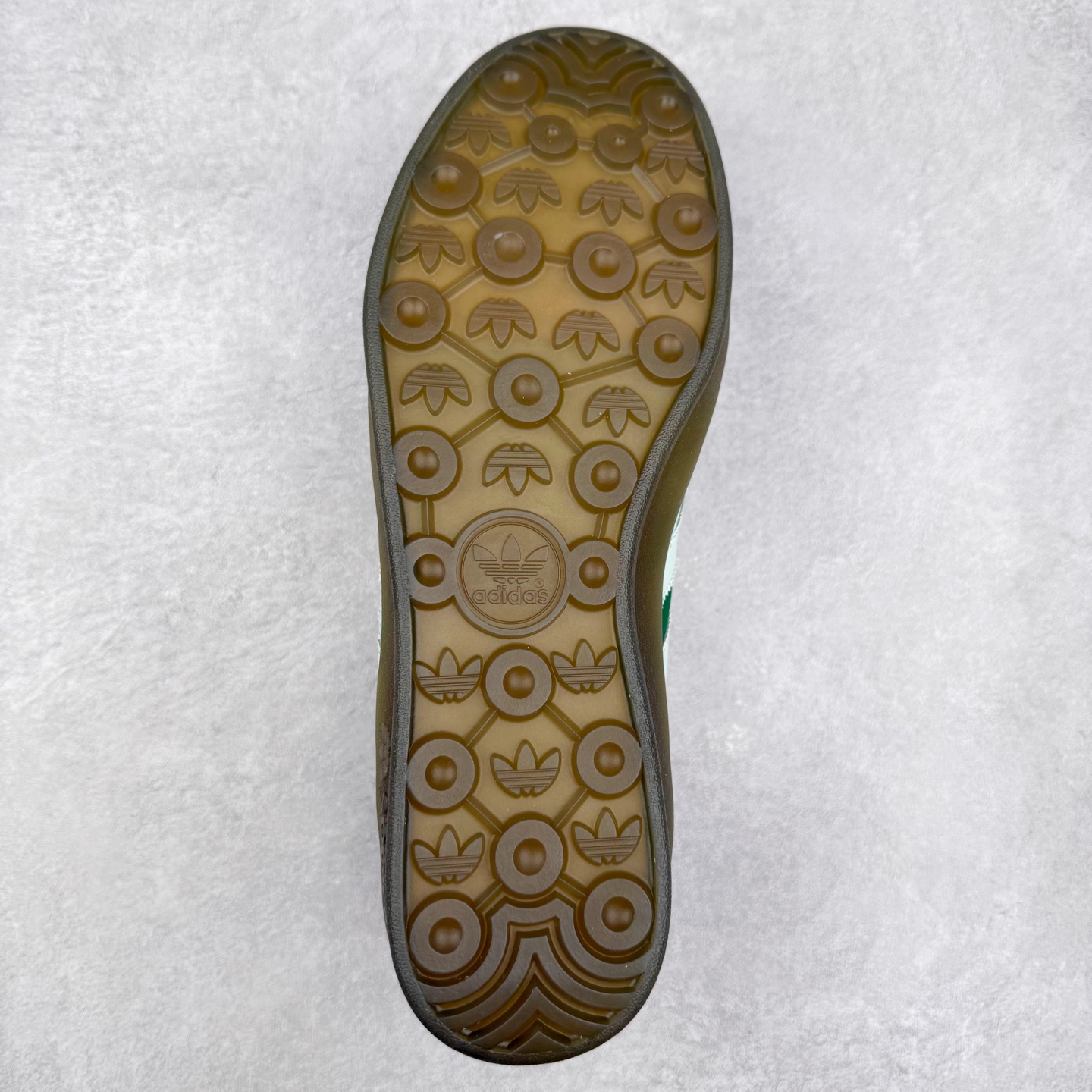 图片[9]-坏痞兔Bad Bunny x AD Gazelle Indoor Trainers 联名羚羊内训系列低帮复古百搭休闲运动德训风板鞋 JS5049 Bad Bunny本人在杂志拍摄时率先上脚带一波节奏，emm，手上拿的杂志封面还是Kylie，看来前女友和布克重新约会，这位哥也还是没放下啊…回到鞋款本身，整体选择了简约的黑白皮革搭配浅灰色长绒麂皮材质，最后以半透明生胶大底收尾，质感在线。不同于以往联名的调色盘操作，Bad Bunny对Gazelle indoor进行了加宽加厚处理，以及鞋头变形的设计，带来全新的歪头面包鞋型Gazelle。此外，鞋款标签直接呈现在后跟处，鞋侧adidas标识下方还加入了\\\”benito\\\”字样，辨识度拉满。尺码：35 36 36⅔ 37⅓ 38 38⅔ 39⅓ 40 40⅔ 41⅓ 42 42⅔ 43⅓ 44 44⅔ 45-选品中心