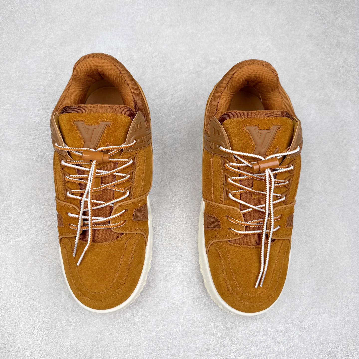 图片[2]-lv Trainer Maxi 小胖丁系列面包鞋 驴牌23S时尚走秀款 原版购入开发历时半年开发打造 原版完美楦型 多次调试 达到还原99% 鞋面独家订制细柔小牛皮 厚实织物鞋带 独家私模超轻TPU大底 原配扣子串珠 正确原装黄色鞋盒 正确中底印花 鞋面印花3D高频深度立体 全鞋电脑针车 紧密相连 针距密度一致 皮面裁剪部位 统一油边封口工艺 备受瞩目火热面包鞋再次拉满流量 各地网红上脚 立体饱满的彩色面包鞋身 超大版型重新诠释了 Virgil Abloh大热lv运动时装鞋 完美增高5CM Size 36 37 38 39 40 41 42 43 44 45-选品中心