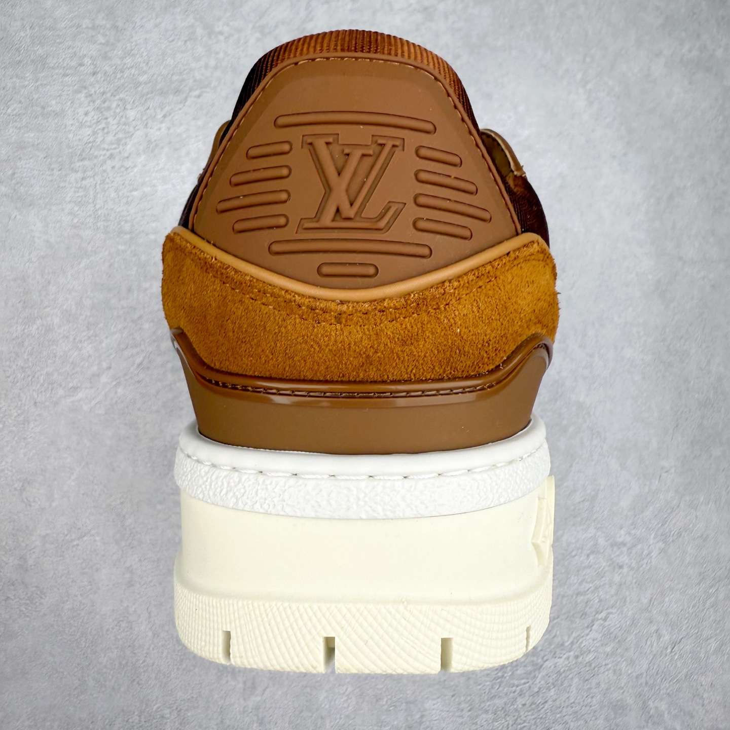 图片[8]-lv Trainer Maxi 小胖丁系列面包鞋 驴牌23S时尚走秀款 原版购入开发历时半年开发打造 原版完美楦型 多次调试 达到还原99% 鞋面独家订制细柔小牛皮 厚实织物鞋带 独家私模超轻TPU大底 原配扣子串珠 正确原装黄色鞋盒 正确中底印花 鞋面印花3D高频深度立体 全鞋电脑针车 紧密相连 针距密度一致 皮面裁剪部位 统一油边封口工艺 备受瞩目火热面包鞋再次拉满流量 各地网红上脚 立体饱满的彩色面包鞋身 超大版型重新诠释了 Virgil Abloh大热lv运动时装鞋 完美增高5CM Size 36 37 38 39 40 41 42 43 44 45-选品中心