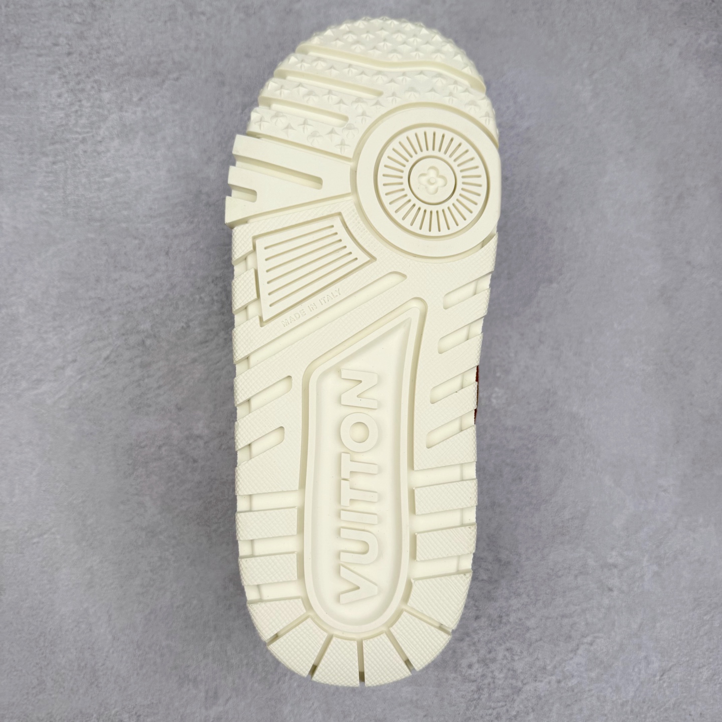 图片[9]-lv Trainer Maxi 小胖丁系列面包鞋 驴牌23S时尚走秀款 原版购入开发历时半年开发打造 原版完美楦型 多次调试 达到还原99% 鞋面独家订制细柔小牛皮 厚实织物鞋带 独家私模超轻TPU大底 原配扣子串珠 正确原装黄色鞋盒 正确中底印花 鞋面印花3D高频深度立体 全鞋电脑针车 紧密相连 针距密度一致 皮面裁剪部位 统一油边封口工艺 备受瞩目火热面包鞋再次拉满流量 各地网红上脚 立体饱满的彩色面包鞋身 超大版型重新诠释了 Virgil Abloh大热lv运动时装鞋 完美增高5CM Size 36 37 38 39 40 41 42 43 44 45-选品中心