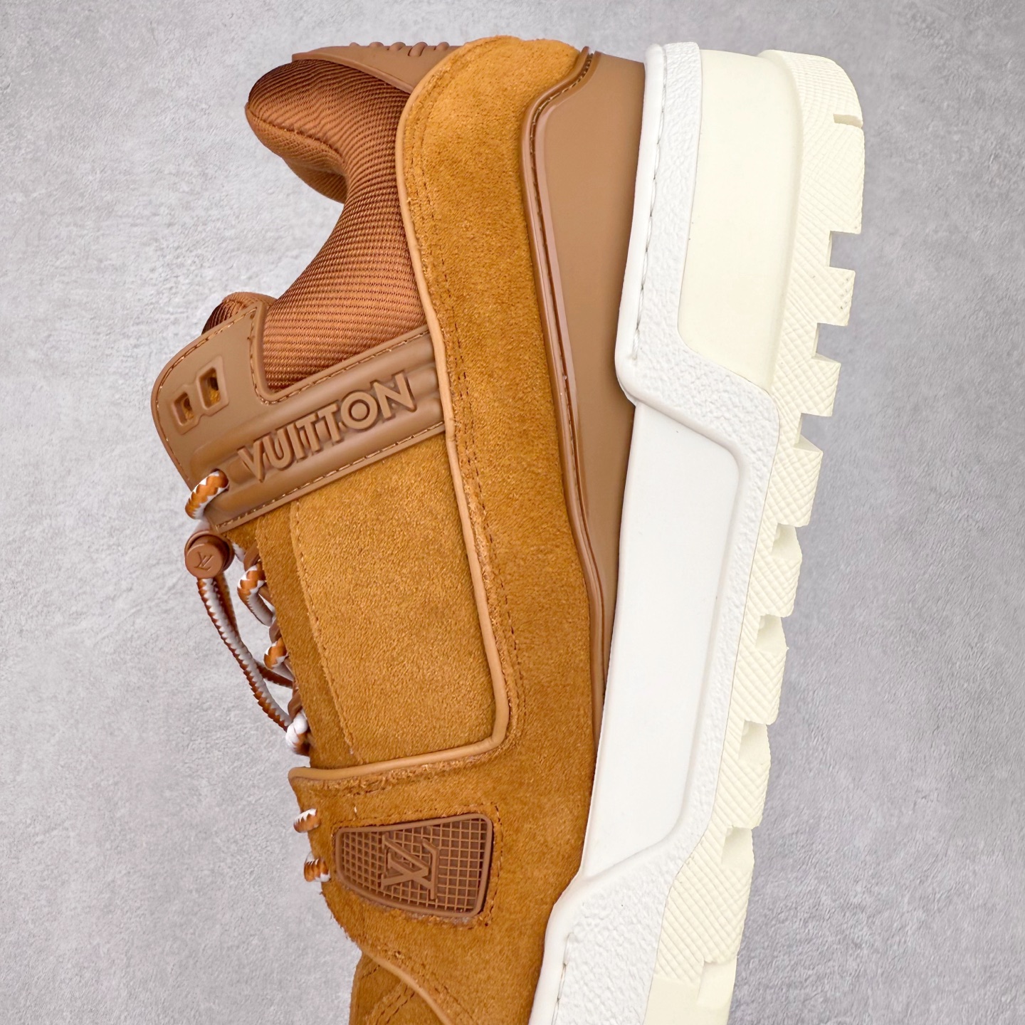 图片[7]-lv Trainer Maxi 小胖丁系列面包鞋 驴牌23S时尚走秀款 原版购入开发历时半年开发打造 原版完美楦型 多次调试 达到还原99% 鞋面独家订制细柔小牛皮 厚实织物鞋带 独家私模超轻TPU大底 原配扣子串珠 正确原装黄色鞋盒 正确中底印花 鞋面印花3D高频深度立体 全鞋电脑针车 紧密相连 针距密度一致 皮面裁剪部位 统一油边封口工艺 备受瞩目火热面包鞋再次拉满流量 各地网红上脚 立体饱满的彩色面包鞋身 超大版型重新诠释了 Virgil Abloh大热lv运动时装鞋 完美增高5CM Size 36 37 38 39 40 41 42 43 44 45-选品中心