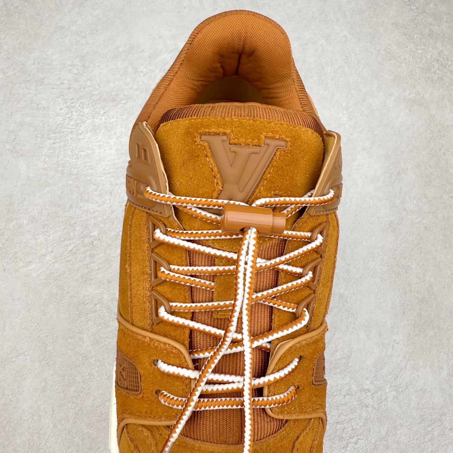 图片[5]-lv Trainer Maxi 小胖丁系列面包鞋 驴牌23S时尚走秀款 原版购入开发历时半年开发打造 原版完美楦型 多次调试 达到还原99% 鞋面独家订制细柔小牛皮 厚实织物鞋带 独家私模超轻TPU大底 原配扣子串珠 正确原装黄色鞋盒 正确中底印花 鞋面印花3D高频深度立体 全鞋电脑针车 紧密相连 针距密度一致 皮面裁剪部位 统一油边封口工艺 备受瞩目火热面包鞋再次拉满流量 各地网红上脚 立体饱满的彩色面包鞋身 超大版型重新诠释了 Virgil Abloh大热lv运动时装鞋 完美增高5CM Size 36 37 38 39 40 41 42 43 44 45-选品中心