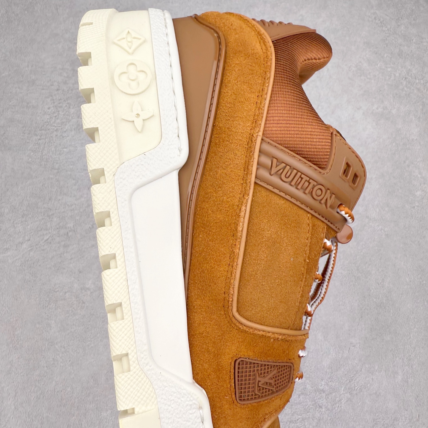 图片[6]-lv Trainer Maxi 小胖丁系列面包鞋 驴牌23S时尚走秀款 原版购入开发历时半年开发打造 原版完美楦型 多次调试 达到还原99% 鞋面独家订制细柔小牛皮 厚实织物鞋带 独家私模超轻TPU大底 原配扣子串珠 正确原装黄色鞋盒 正确中底印花 鞋面印花3D高频深度立体 全鞋电脑针车 紧密相连 针距密度一致 皮面裁剪部位 统一油边封口工艺 备受瞩目火热面包鞋再次拉满流量 各地网红上脚 立体饱满的彩色面包鞋身 超大版型重新诠释了 Virgil Abloh大热lv运动时装鞋 完美增高5CM Size 36 37 38 39 40 41 42 43 44 45-选品中心