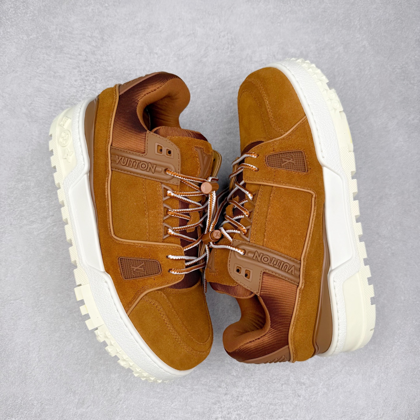 图片[3]-lv Trainer Maxi 小胖丁系列面包鞋 驴牌23S时尚走秀款 原版购入开发历时半年开发打造 原版完美楦型 多次调试 达到还原99% 鞋面独家订制细柔小牛皮 厚实织物鞋带 独家私模超轻TPU大底 原配扣子串珠 正确原装黄色鞋盒 正确中底印花 鞋面印花3D高频深度立体 全鞋电脑针车 紧密相连 针距密度一致 皮面裁剪部位 统一油边封口工艺 备受瞩目火热面包鞋再次拉满流量 各地网红上脚 立体饱满的彩色面包鞋身 超大版型重新诠释了 Virgil Abloh大热lv运动时装鞋 完美增高5CM Size 36 37 38 39 40 41 42 43 44 45-选品中心