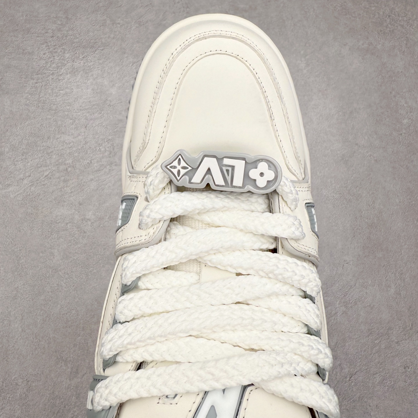 图片[4]-lv Trainer Maxi 小胖丁系列面包鞋 驴牌23S时尚走秀款 原版购入开发历时半年开发打造 原版完美楦型 多次调试 达到还原99% 鞋面独家订制细柔小牛皮 厚实织物鞋带 独家私模超轻TPU大底 原配扣子串珠 正确原装黄色鞋盒 正确中底印花 鞋面印花3D高频深度立体 全鞋电脑针车 紧密相连 针距密度一致 皮面裁剪部位 统一油边封口工艺 备受瞩目火热面包鞋再次拉满流量 各地网红上脚 立体饱满的彩色面包鞋身 超大版型重新诠释了 Virgil Abloh大热lv运动时装鞋 完美增高5CM Size 36 37 38 39 40 41 42 43 44 45-选品中心