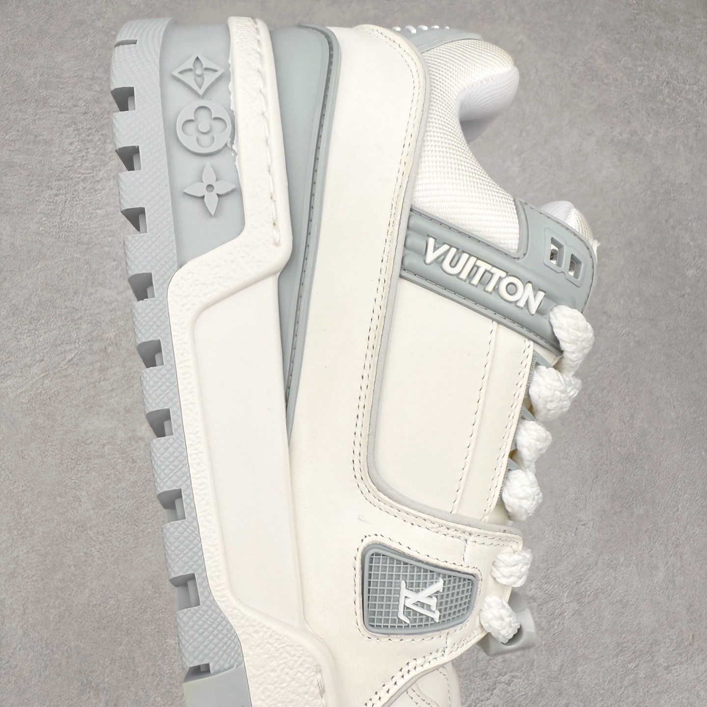 图片[6]-lv Trainer Maxi 小胖丁系列面包鞋 驴牌23S时尚走秀款 原版购入开发历时半年开发打造 原版完美楦型 多次调试 达到还原99% 鞋面独家订制细柔小牛皮 厚实织物鞋带 独家私模超轻TPU大底 原配扣子串珠 正确原装黄色鞋盒 正确中底印花 鞋面印花3D高频深度立体 全鞋电脑针车 紧密相连 针距密度一致 皮面裁剪部位 统一油边封口工艺 备受瞩目火热面包鞋再次拉满流量 各地网红上脚 立体饱满的彩色面包鞋身 超大版型重新诠释了 Virgil Abloh大热lv运动时装鞋 完美增高5CM Size 36 37 38 39 40 41 42 43 44 45-选品中心