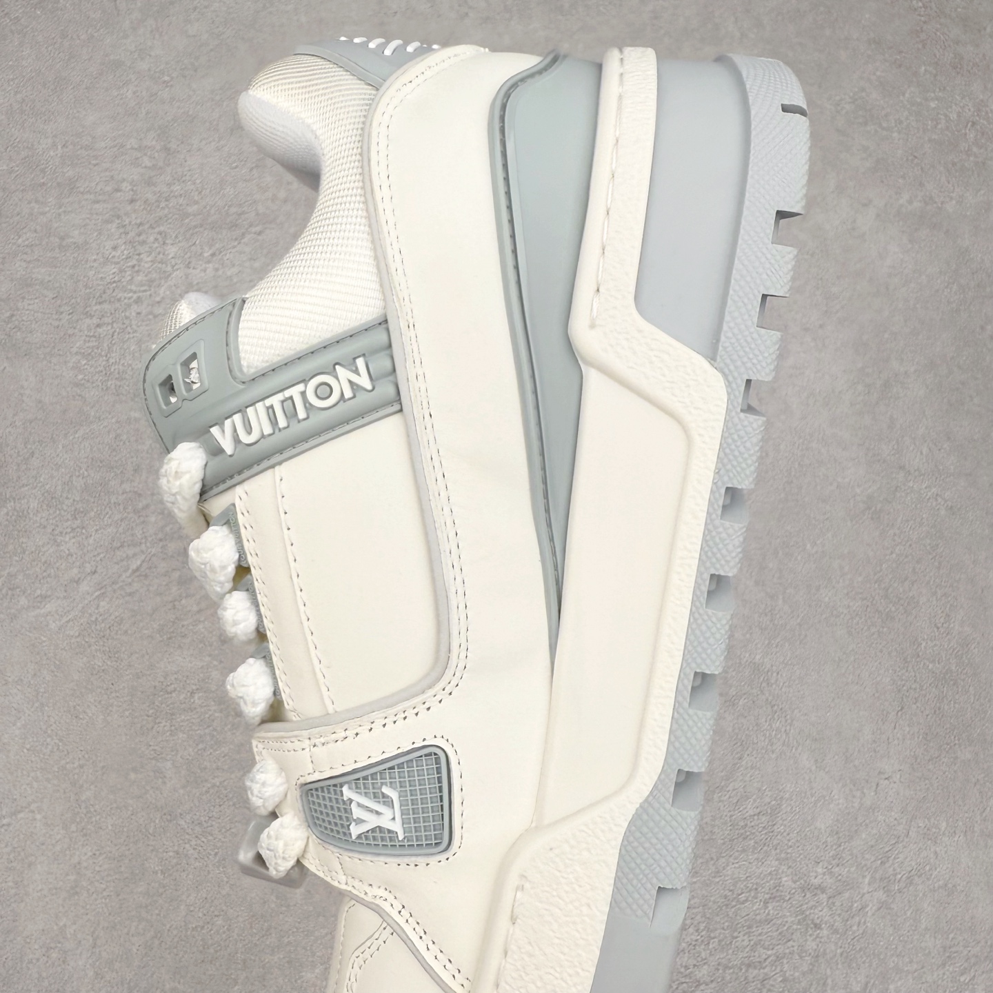 图片[7]-lv Trainer Maxi 小胖丁系列面包鞋 驴牌23S时尚走秀款 原版购入开发历时半年开发打造 原版完美楦型 多次调试 达到还原99% 鞋面独家订制细柔小牛皮 厚实织物鞋带 独家私模超轻TPU大底 原配扣子串珠 正确原装黄色鞋盒 正确中底印花 鞋面印花3D高频深度立体 全鞋电脑针车 紧密相连 针距密度一致 皮面裁剪部位 统一油边封口工艺 备受瞩目火热面包鞋再次拉满流量 各地网红上脚 立体饱满的彩色面包鞋身 超大版型重新诠释了 Virgil Abloh大热lv运动时装鞋 完美增高5CM Size 36 37 38 39 40 41 42 43 44 45-选品中心