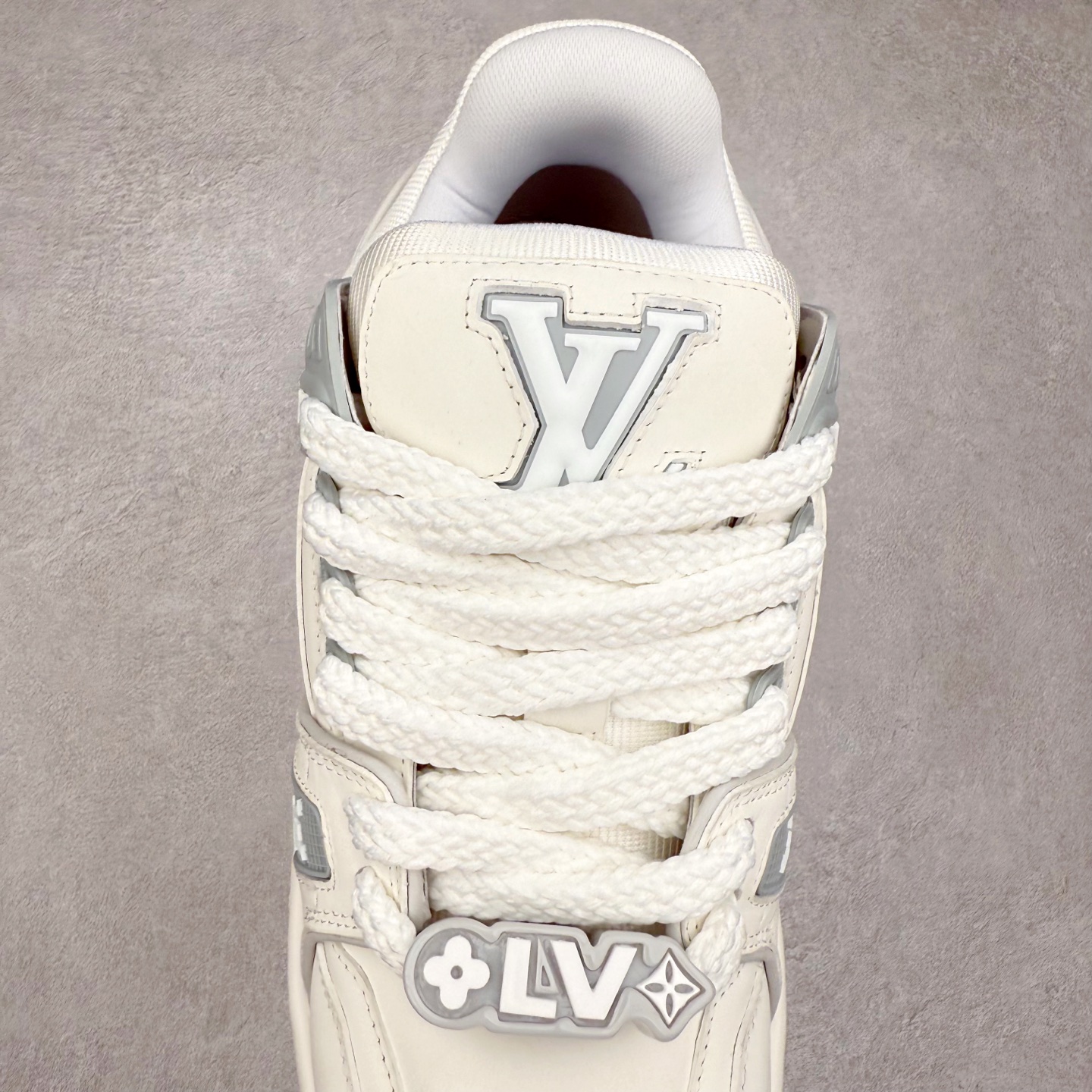 图片[5]-lv Trainer Maxi 小胖丁系列面包鞋 驴牌23S时尚走秀款 原版购入开发历时半年开发打造 原版完美楦型 多次调试 达到还原99% 鞋面独家订制细柔小牛皮 厚实织物鞋带 独家私模超轻TPU大底 原配扣子串珠 正确原装黄色鞋盒 正确中底印花 鞋面印花3D高频深度立体 全鞋电脑针车 紧密相连 针距密度一致 皮面裁剪部位 统一油边封口工艺 备受瞩目火热面包鞋再次拉满流量 各地网红上脚 立体饱满的彩色面包鞋身 超大版型重新诠释了 Virgil Abloh大热lv运动时装鞋 完美增高5CM Size 36 37 38 39 40 41 42 43 44 45-选品中心