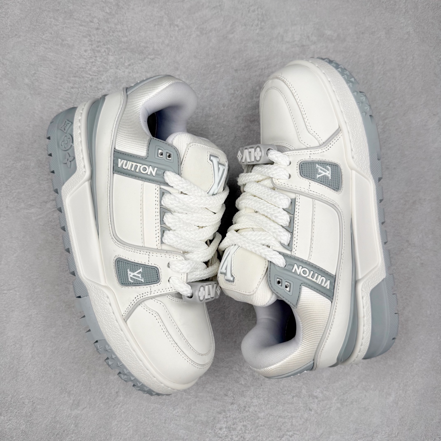 图片[3]-lv Trainer Maxi 小胖丁系列面包鞋 驴牌23S时尚走秀款 原版购入开发历时半年开发打造 原版完美楦型 多次调试 达到还原99% 鞋面独家订制细柔小牛皮 厚实织物鞋带 独家私模超轻TPU大底 原配扣子串珠 正确原装黄色鞋盒 正确中底印花 鞋面印花3D高频深度立体 全鞋电脑针车 紧密相连 针距密度一致 皮面裁剪部位 统一油边封口工艺 备受瞩目火热面包鞋再次拉满流量 各地网红上脚 立体饱满的彩色面包鞋身 超大版型重新诠释了 Virgil Abloh大热lv运动时装鞋 完美增高5CM Size 36 37 38 39 40 41 42 43 44 45-选品中心