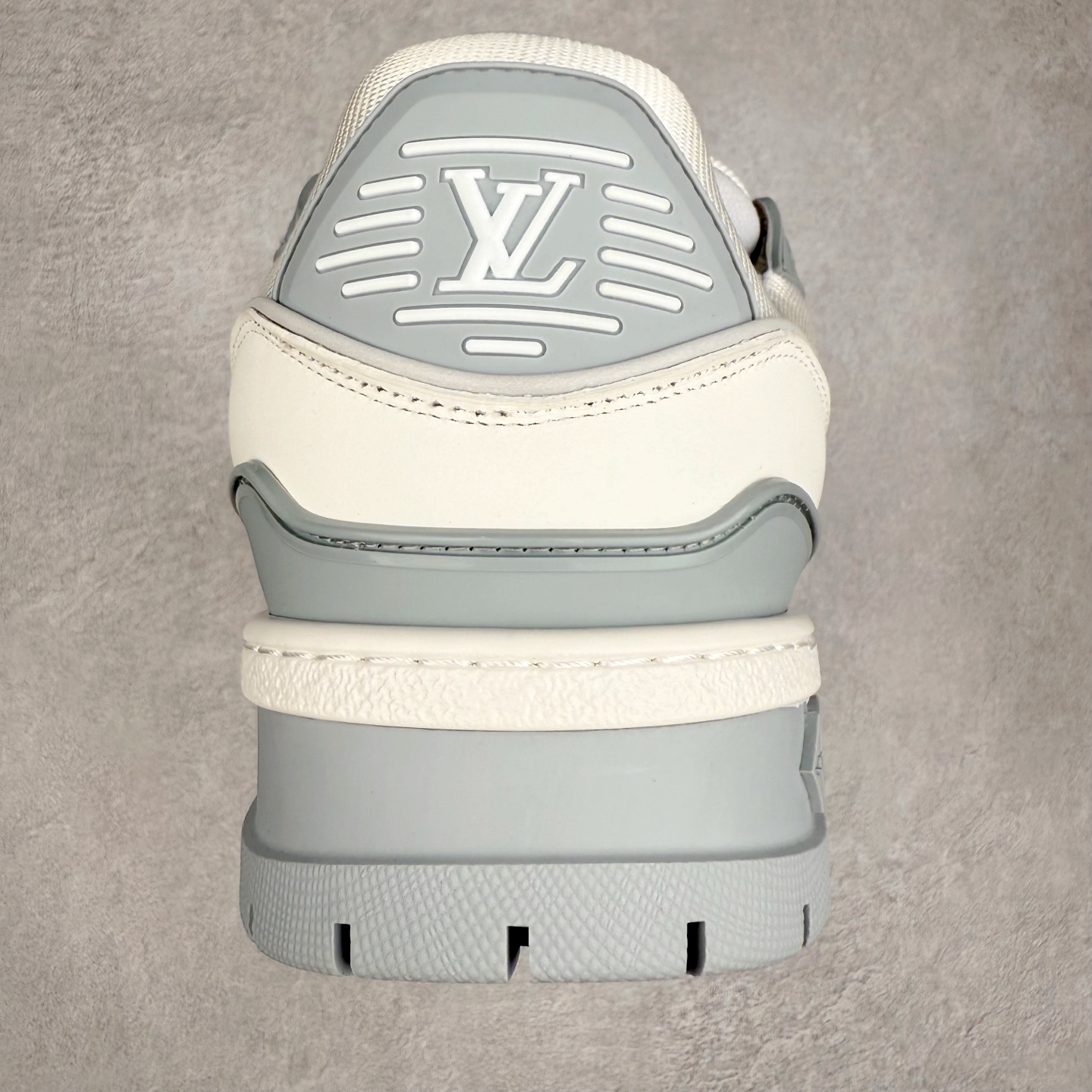 图片[8]-lv Trainer Maxi 小胖丁系列面包鞋 驴牌23S时尚走秀款 原版购入开发历时半年开发打造 原版完美楦型 多次调试 达到还原99% 鞋面独家订制细柔小牛皮 厚实织物鞋带 独家私模超轻TPU大底 原配扣子串珠 正确原装黄色鞋盒 正确中底印花 鞋面印花3D高频深度立体 全鞋电脑针车 紧密相连 针距密度一致 皮面裁剪部位 统一油边封口工艺 备受瞩目火热面包鞋再次拉满流量 各地网红上脚 立体饱满的彩色面包鞋身 超大版型重新诠释了 Virgil Abloh大热lv运动时装鞋 完美增高5CM Size 36 37 38 39 40 41 42 43 44 45-选品中心