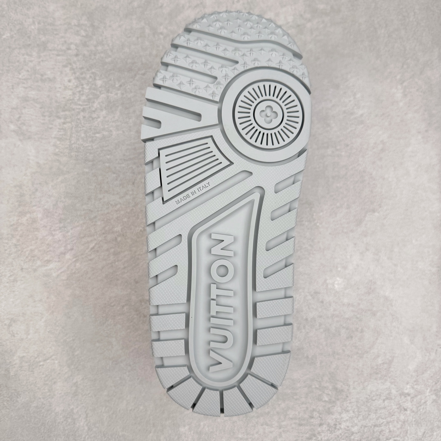 图片[9]-lv Trainer Maxi 小胖丁系列面包鞋 驴牌23S时尚走秀款 原版购入开发历时半年开发打造 原版完美楦型 多次调试 达到还原99% 鞋面独家订制细柔小牛皮 厚实织物鞋带 独家私模超轻TPU大底 原配扣子串珠 正确原装黄色鞋盒 正确中底印花 鞋面印花3D高频深度立体 全鞋电脑针车 紧密相连 针距密度一致 皮面裁剪部位 统一油边封口工艺 备受瞩目火热面包鞋再次拉满流量 各地网红上脚 立体饱满的彩色面包鞋身 超大版型重新诠释了 Virgil Abloh大热lv运动时装鞋 完美增高5CM Size 36 37 38 39 40 41 42 43 44 45-选品中心