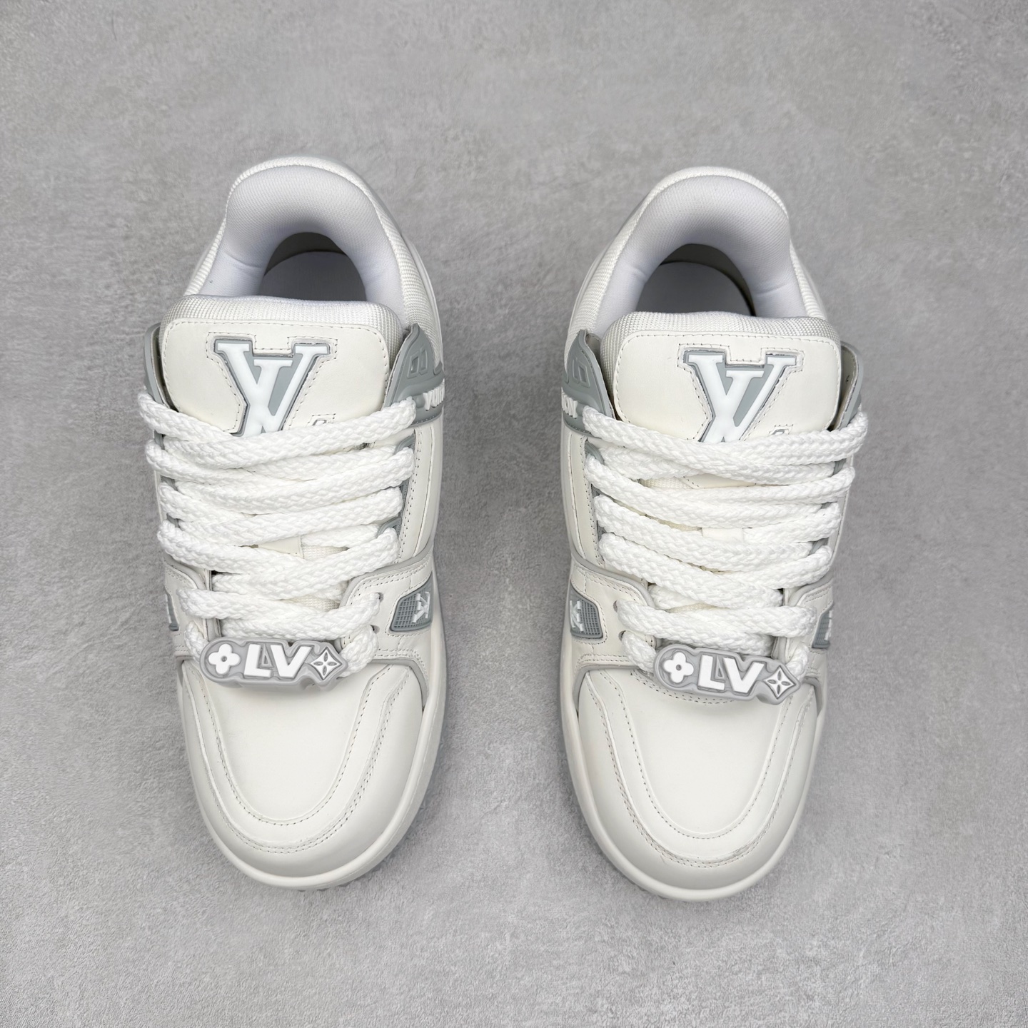 图片[2]-lv Trainer Maxi 小胖丁系列面包鞋 驴牌23S时尚走秀款 原版购入开发历时半年开发打造 原版完美楦型 多次调试 达到还原99% 鞋面独家订制细柔小牛皮 厚实织物鞋带 独家私模超轻TPU大底 原配扣子串珠 正确原装黄色鞋盒 正确中底印花 鞋面印花3D高频深度立体 全鞋电脑针车 紧密相连 针距密度一致 皮面裁剪部位 统一油边封口工艺 备受瞩目火热面包鞋再次拉满流量 各地网红上脚 立体饱满的彩色面包鞋身 超大版型重新诠释了 Virgil Abloh大热lv运动时装鞋 完美增高5CM Size 36 37 38 39 40 41 42 43 44 45-选品中心