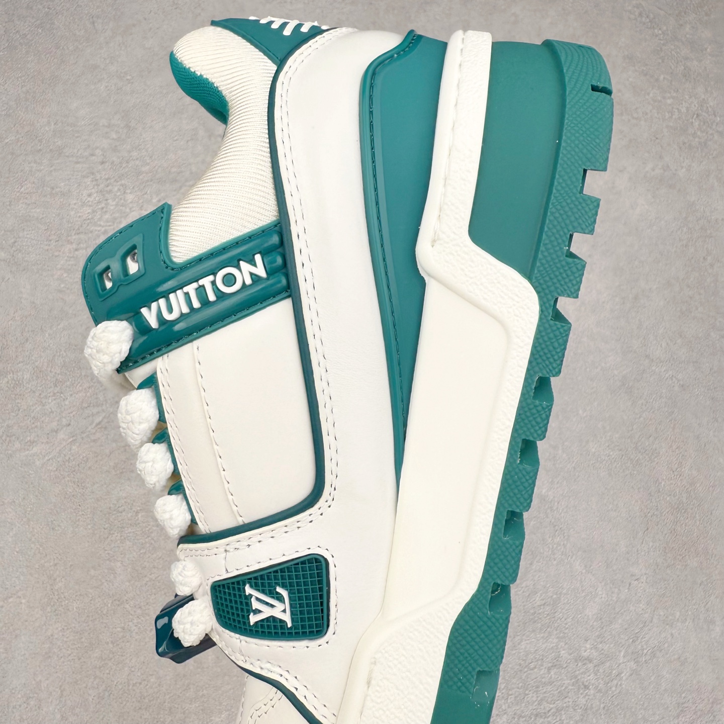 图片[7]-lv Trainer Maxi 小胖丁系列面包鞋 驴牌23S时尚走秀款 原版购入开发历时半年开发打造 原版完美楦型 多次调试 达到还原99% 鞋面独家订制细柔小牛皮 厚实织物鞋带 独家私模超轻TPU大底 原配扣子串珠 正确原装黄色鞋盒 正确中底印花 鞋面印花3D高频深度立体 全鞋电脑针车 紧密相连 针距密度一致 皮面裁剪部位 统一油边封口工艺 备受瞩目火热面包鞋再次拉满流量 各地网红上脚 立体饱满的彩色面包鞋身 超大版型重新诠释了 Virgil Abloh大热lv运动时装鞋 完美增高5CM Size 36 37 38 39 40 41 42 43 44 45-选品中心