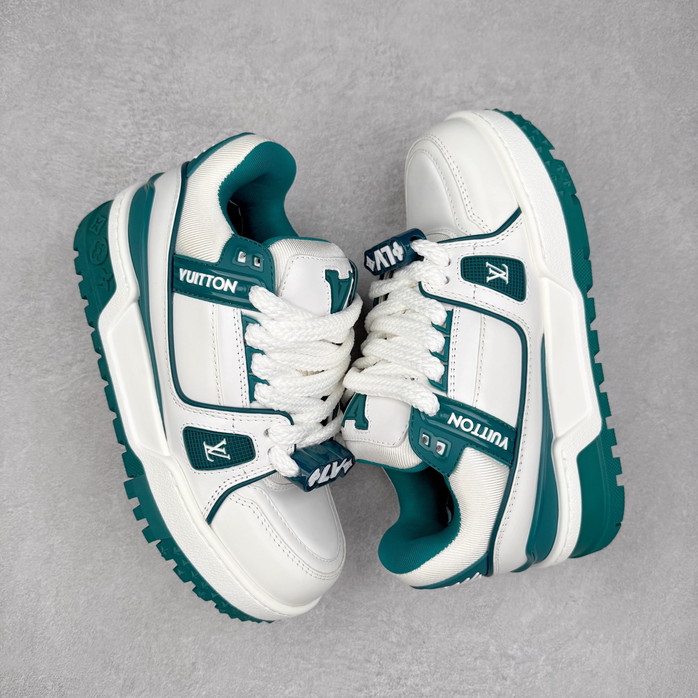 图片[3]-lv Trainer Maxi 小胖丁系列面包鞋 驴牌23S时尚走秀款 原版购入开发历时半年开发打造 原版完美楦型 多次调试 达到还原99% 鞋面独家订制细柔小牛皮 厚实织物鞋带 独家私模超轻TPU大底 原配扣子串珠 正确原装黄色鞋盒 正确中底印花 鞋面印花3D高频深度立体 全鞋电脑针车 紧密相连 针距密度一致 皮面裁剪部位 统一油边封口工艺 备受瞩目火热面包鞋再次拉满流量 各地网红上脚 立体饱满的彩色面包鞋身 超大版型重新诠释了 Virgil Abloh大热lv运动时装鞋 完美增高5CM Size 36 37 38 39 40 41 42 43 44 45-选品中心