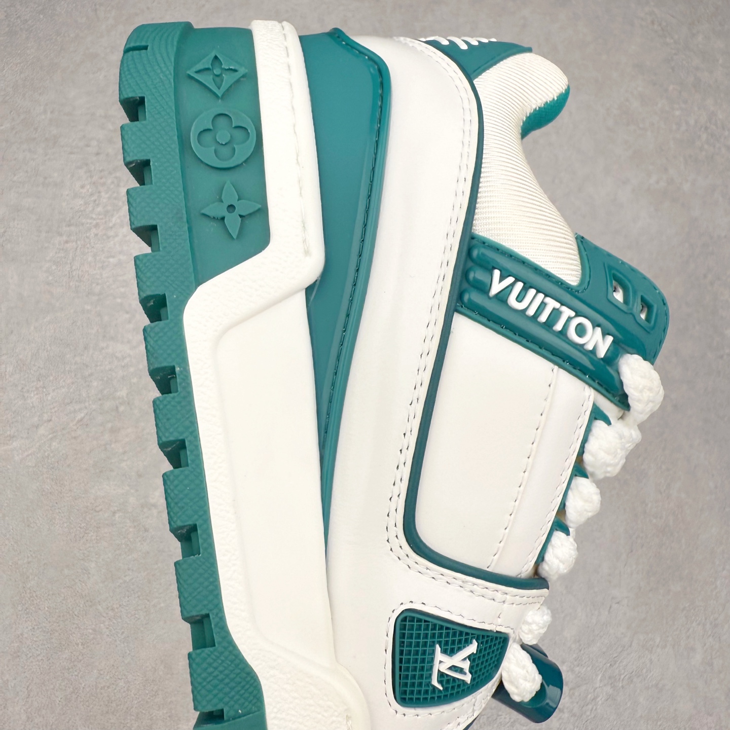 图片[6]-lv Trainer Maxi 小胖丁系列面包鞋 驴牌23S时尚走秀款 原版购入开发历时半年开发打造 原版完美楦型 多次调试 达到还原99% 鞋面独家订制细柔小牛皮 厚实织物鞋带 独家私模超轻TPU大底 原配扣子串珠 正确原装黄色鞋盒 正确中底印花 鞋面印花3D高频深度立体 全鞋电脑针车 紧密相连 针距密度一致 皮面裁剪部位 统一油边封口工艺 备受瞩目火热面包鞋再次拉满流量 各地网红上脚 立体饱满的彩色面包鞋身 超大版型重新诠释了 Virgil Abloh大热lv运动时装鞋 完美增高5CM Size 36 37 38 39 40 41 42 43 44 45-选品中心