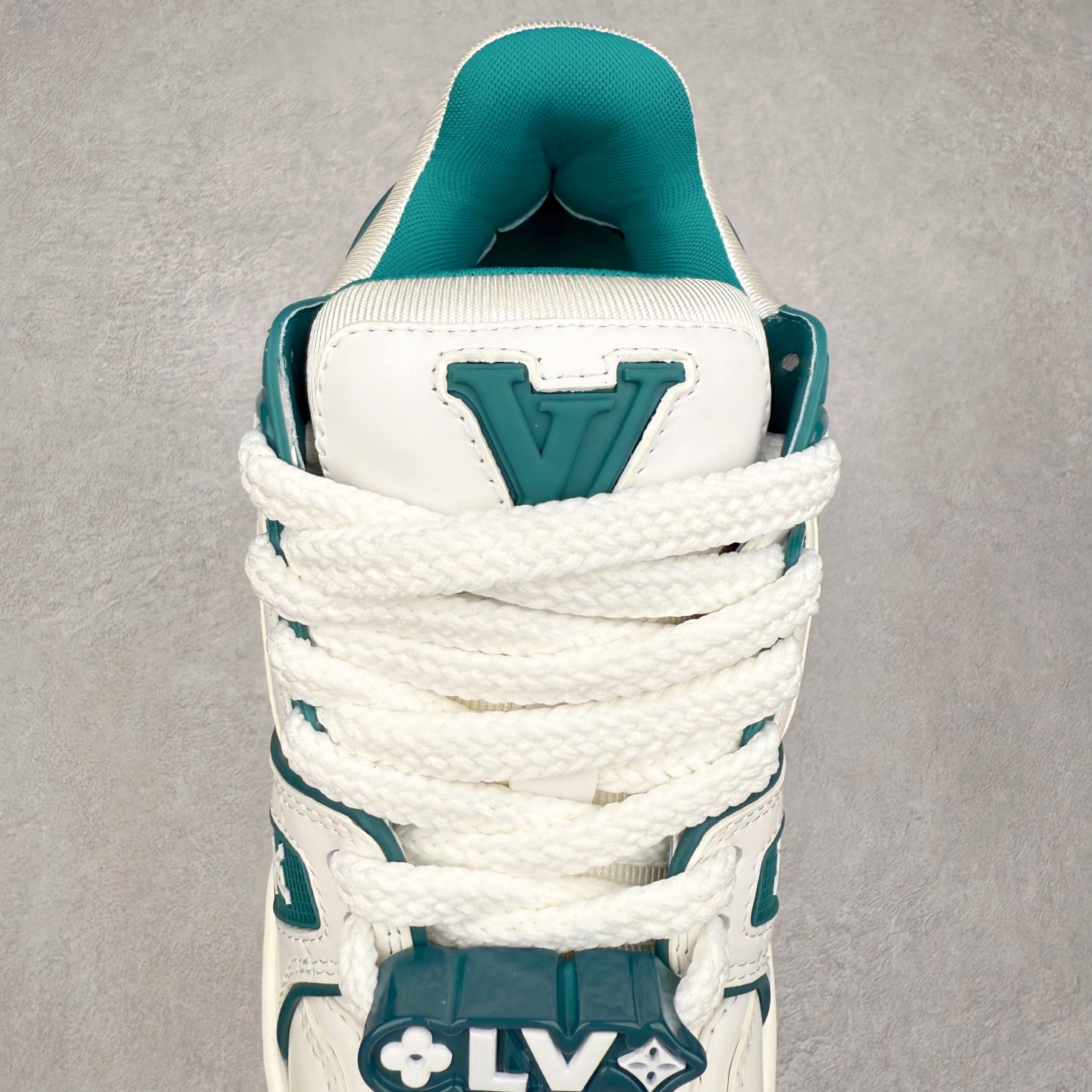 图片[5]-lv Trainer Maxi 小胖丁系列面包鞋 驴牌23S时尚走秀款 原版购入开发历时半年开发打造 原版完美楦型 多次调试 达到还原99% 鞋面独家订制细柔小牛皮 厚实织物鞋带 独家私模超轻TPU大底 原配扣子串珠 正确原装黄色鞋盒 正确中底印花 鞋面印花3D高频深度立体 全鞋电脑针车 紧密相连 针距密度一致 皮面裁剪部位 统一油边封口工艺 备受瞩目火热面包鞋再次拉满流量 各地网红上脚 立体饱满的彩色面包鞋身 超大版型重新诠释了 Virgil Abloh大热lv运动时装鞋 完美增高5CM Size 36 37 38 39 40 41 42 43 44 45-选品中心