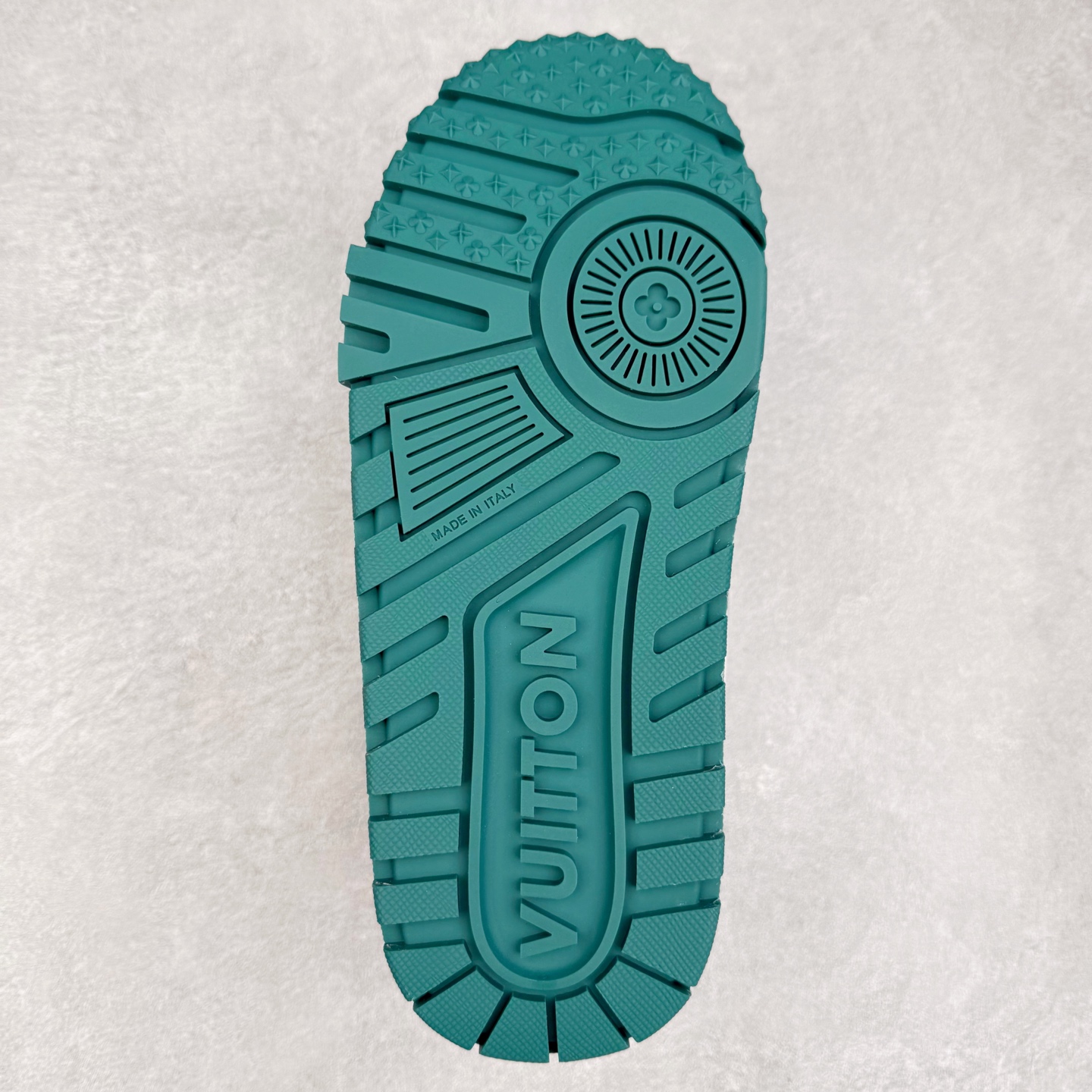 图片[9]-lv Trainer Maxi 小胖丁系列面包鞋 驴牌23S时尚走秀款 原版购入开发历时半年开发打造 原版完美楦型 多次调试 达到还原99% 鞋面独家订制细柔小牛皮 厚实织物鞋带 独家私模超轻TPU大底 原配扣子串珠 正确原装黄色鞋盒 正确中底印花 鞋面印花3D高频深度立体 全鞋电脑针车 紧密相连 针距密度一致 皮面裁剪部位 统一油边封口工艺 备受瞩目火热面包鞋再次拉满流量 各地网红上脚 立体饱满的彩色面包鞋身 超大版型重新诠释了 Virgil Abloh大热lv运动时装鞋 完美增高5CM Size 36 37 38 39 40 41 42 43 44 45-选品中心