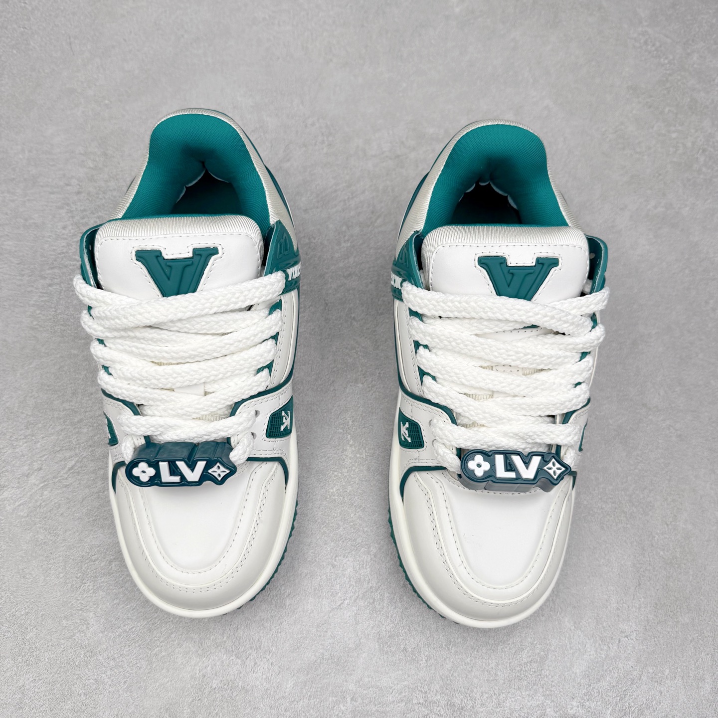 图片[2]-lv Trainer Maxi 小胖丁系列面包鞋 驴牌23S时尚走秀款 原版购入开发历时半年开发打造 原版完美楦型 多次调试 达到还原99% 鞋面独家订制细柔小牛皮 厚实织物鞋带 独家私模超轻TPU大底 原配扣子串珠 正确原装黄色鞋盒 正确中底印花 鞋面印花3D高频深度立体 全鞋电脑针车 紧密相连 针距密度一致 皮面裁剪部位 统一油边封口工艺 备受瞩目火热面包鞋再次拉满流量 各地网红上脚 立体饱满的彩色面包鞋身 超大版型重新诠释了 Virgil Abloh大热lv运动时装鞋 完美增高5CM Size 36 37 38 39 40 41 42 43 44 45-选品中心