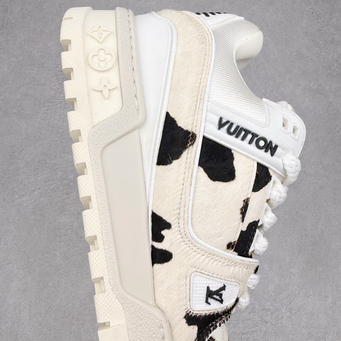 图片[6]-lv Trainer Maxi 小胖丁系列面包鞋 驴牌23S时尚走秀款 原版购入开发历时半年开发打造 原版完美楦型 多次调试 达到还原99% 鞋面独家订制细柔小牛皮 厚实织物鞋带 独家私模超轻TPU大底 原配扣子串珠 正确原装黄色鞋盒 正确中底印花 鞋面印花3D高频深度立体 全鞋电脑针车 紧密相连 针距密度一致 皮面裁剪部位 统一油边封口工艺 备受瞩目火热面包鞋再次拉满流量 各地网红上脚 立体饱满的彩色面包鞋身 超大版型重新诠释了 Virgil Abloh大热lv运动时装鞋 完美增高5CM Size 36 37 38 39 40 41 42 43 44 45-选品中心