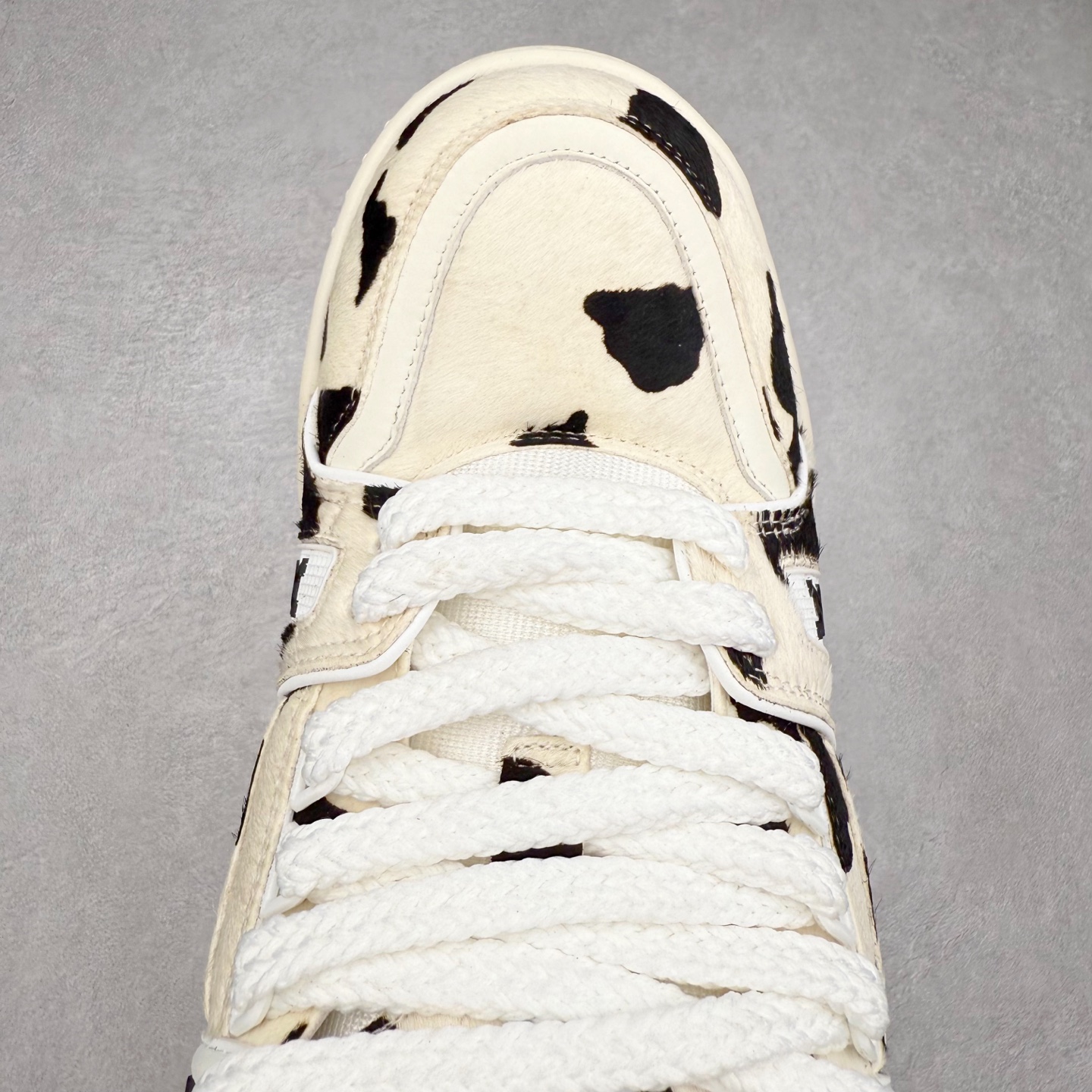 图片[4]-lv Trainer Maxi 小胖丁系列面包鞋 驴牌23S时尚走秀款 原版购入开发历时半年开发打造 原版完美楦型 多次调试 达到还原99% 鞋面独家订制细柔小牛皮 厚实织物鞋带 独家私模超轻TPU大底 原配扣子串珠 正确原装黄色鞋盒 正确中底印花 鞋面印花3D高频深度立体 全鞋电脑针车 紧密相连 针距密度一致 皮面裁剪部位 统一油边封口工艺 备受瞩目火热面包鞋再次拉满流量 各地网红上脚 立体饱满的彩色面包鞋身 超大版型重新诠释了 Virgil Abloh大热lv运动时装鞋 完美增高5CM Size 36 37 38 39 40 41 42 43 44 45-选品中心