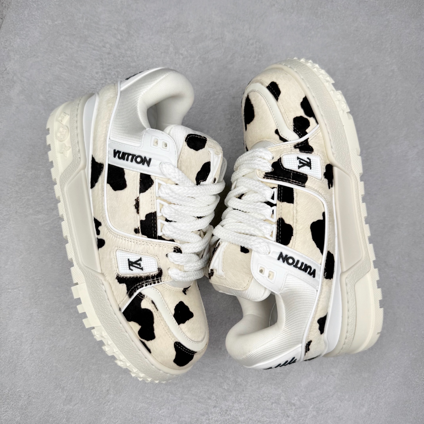 图片[3]-lv Trainer Maxi 小胖丁系列面包鞋 驴牌23S时尚走秀款 原版购入开发历时半年开发打造 原版完美楦型 多次调试 达到还原99% 鞋面独家订制细柔小牛皮 厚实织物鞋带 独家私模超轻TPU大底 原配扣子串珠 正确原装黄色鞋盒 正确中底印花 鞋面印花3D高频深度立体 全鞋电脑针车 紧密相连 针距密度一致 皮面裁剪部位 统一油边封口工艺 备受瞩目火热面包鞋再次拉满流量 各地网红上脚 立体饱满的彩色面包鞋身 超大版型重新诠释了 Virgil Abloh大热lv运动时装鞋 完美增高5CM Size 36 37 38 39 40 41 42 43 44 45-选品中心