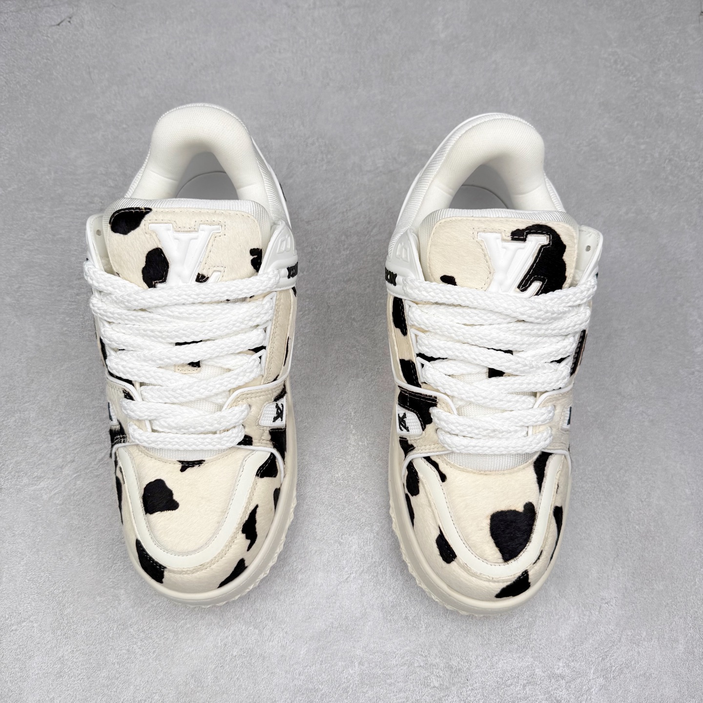 图片[2]-lv Trainer Maxi 小胖丁系列面包鞋 驴牌23S时尚走秀款 原版购入开发历时半年开发打造 原版完美楦型 多次调试 达到还原99% 鞋面独家订制细柔小牛皮 厚实织物鞋带 独家私模超轻TPU大底 原配扣子串珠 正确原装黄色鞋盒 正确中底印花 鞋面印花3D高频深度立体 全鞋电脑针车 紧密相连 针距密度一致 皮面裁剪部位 统一油边封口工艺 备受瞩目火热面包鞋再次拉满流量 各地网红上脚 立体饱满的彩色面包鞋身 超大版型重新诠释了 Virgil Abloh大热lv运动时装鞋 完美增高5CM Size 36 37 38 39 40 41 42 43 44 45-选品中心