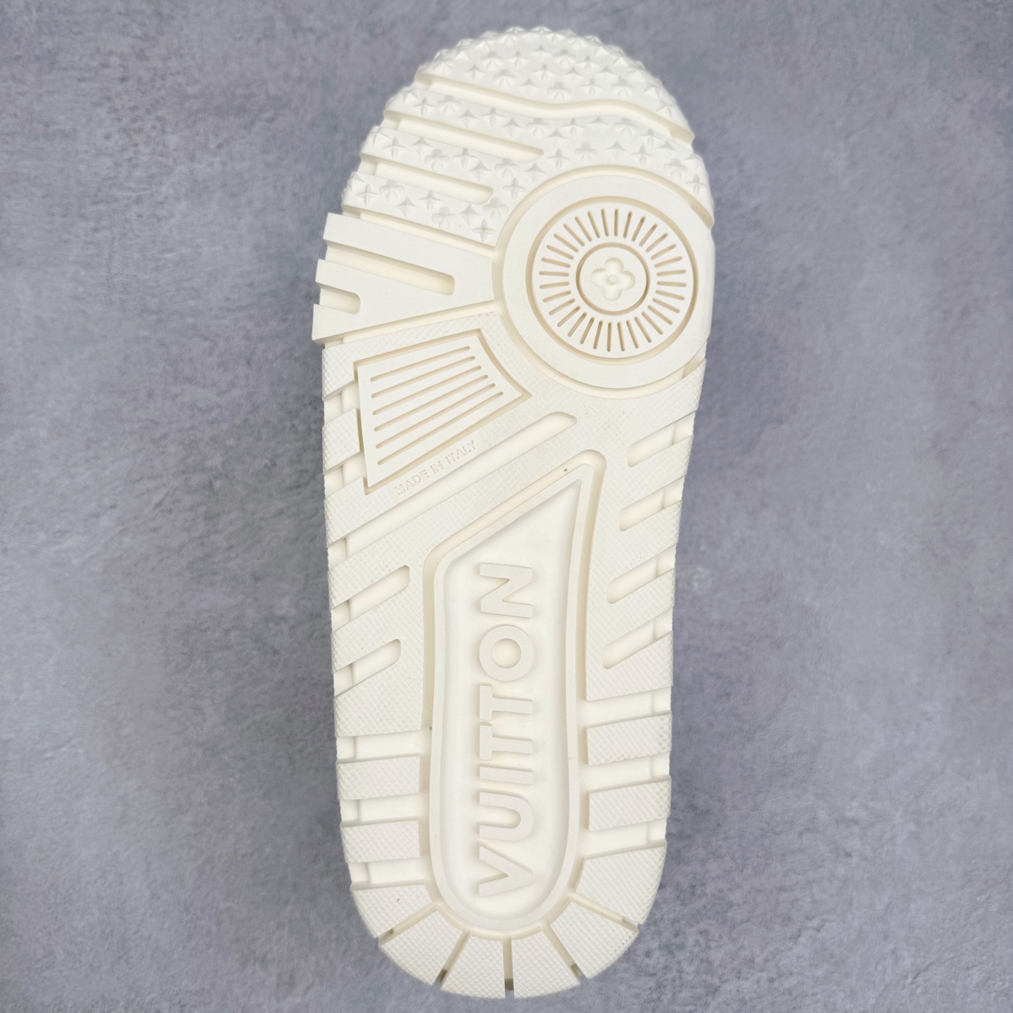 图片[9]-lv Trainer Maxi 小胖丁系列面包鞋 驴牌23S时尚走秀款 原版购入开发历时半年开发打造 原版完美楦型 多次调试 达到还原99% 鞋面独家订制细柔小牛皮 厚实织物鞋带 独家私模超轻TPU大底 原配扣子串珠 正确原装黄色鞋盒 正确中底印花 鞋面印花3D高频深度立体 全鞋电脑针车 紧密相连 针距密度一致 皮面裁剪部位 统一油边封口工艺 备受瞩目火热面包鞋再次拉满流量 各地网红上脚 立体饱满的彩色面包鞋身 超大版型重新诠释了 Virgil Abloh大热lv运动时装鞋 完美增高5CM Size 36 37 38 39 40 41 42 43 44 45-选品中心